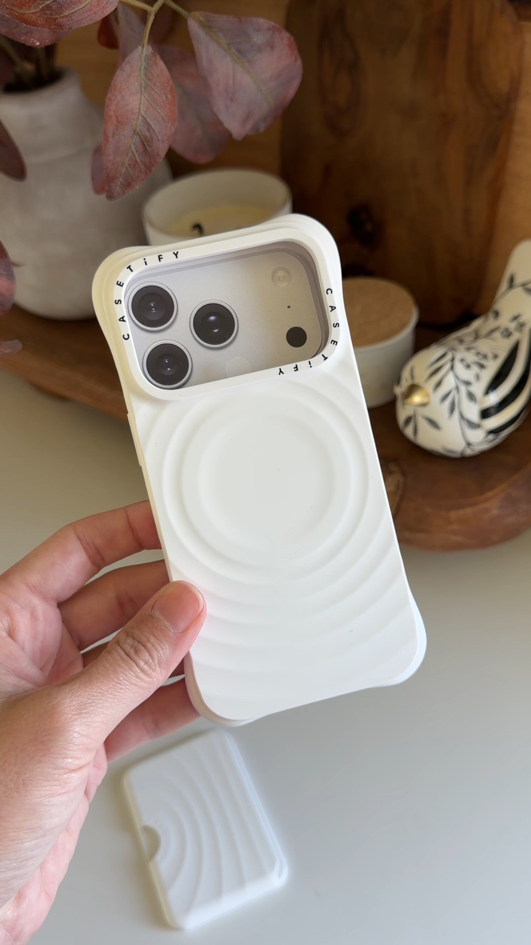 Super excited to try this new ripple case out! I have been going more minimalistic with what I carry around daily so the fact this has a super strong magnetic wallet that sticks right to the back is a game changer
These both come in multiple colors too.