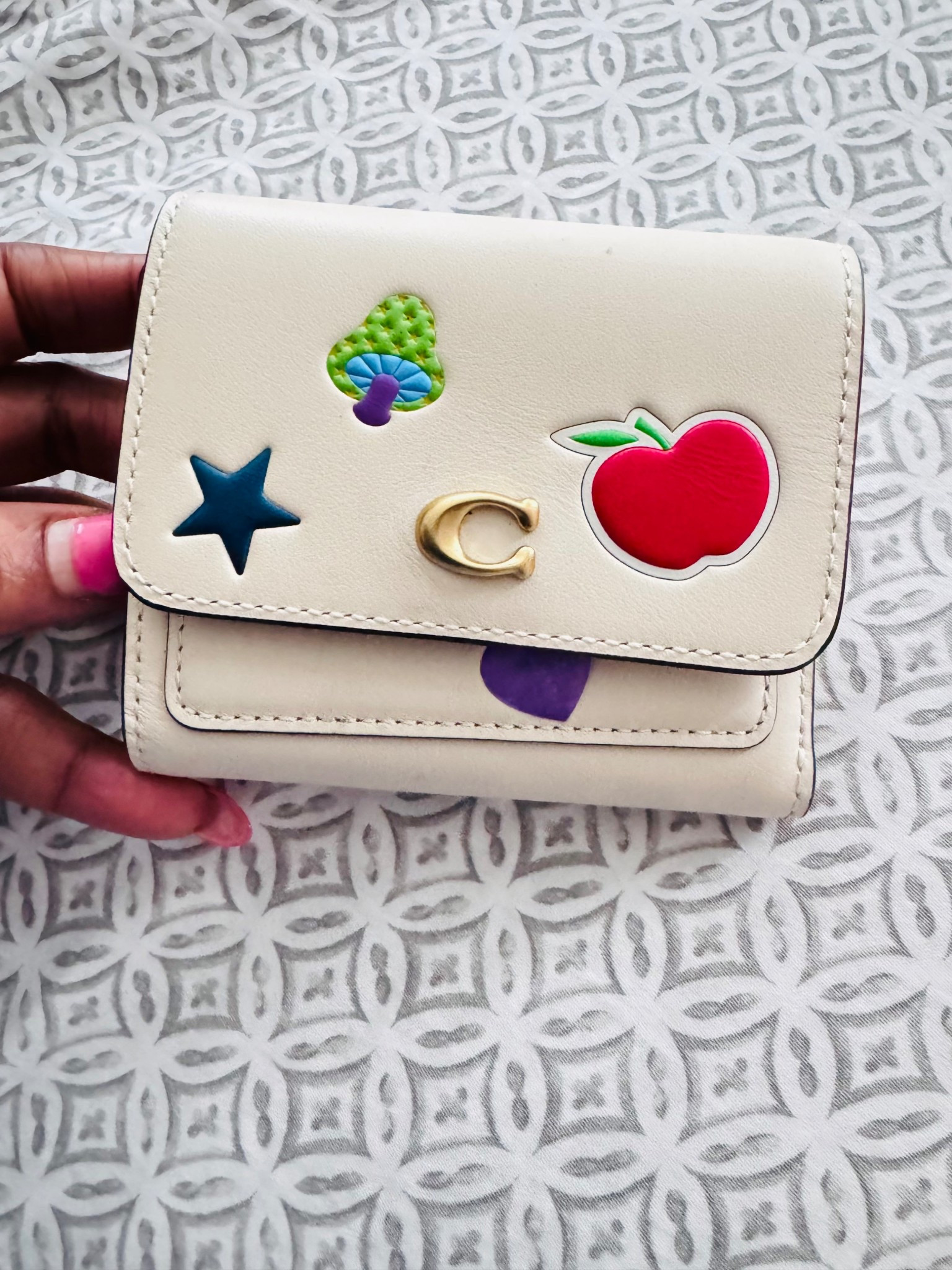 Picked up this adorable little wallet and the stickers are so eye catching 🤩