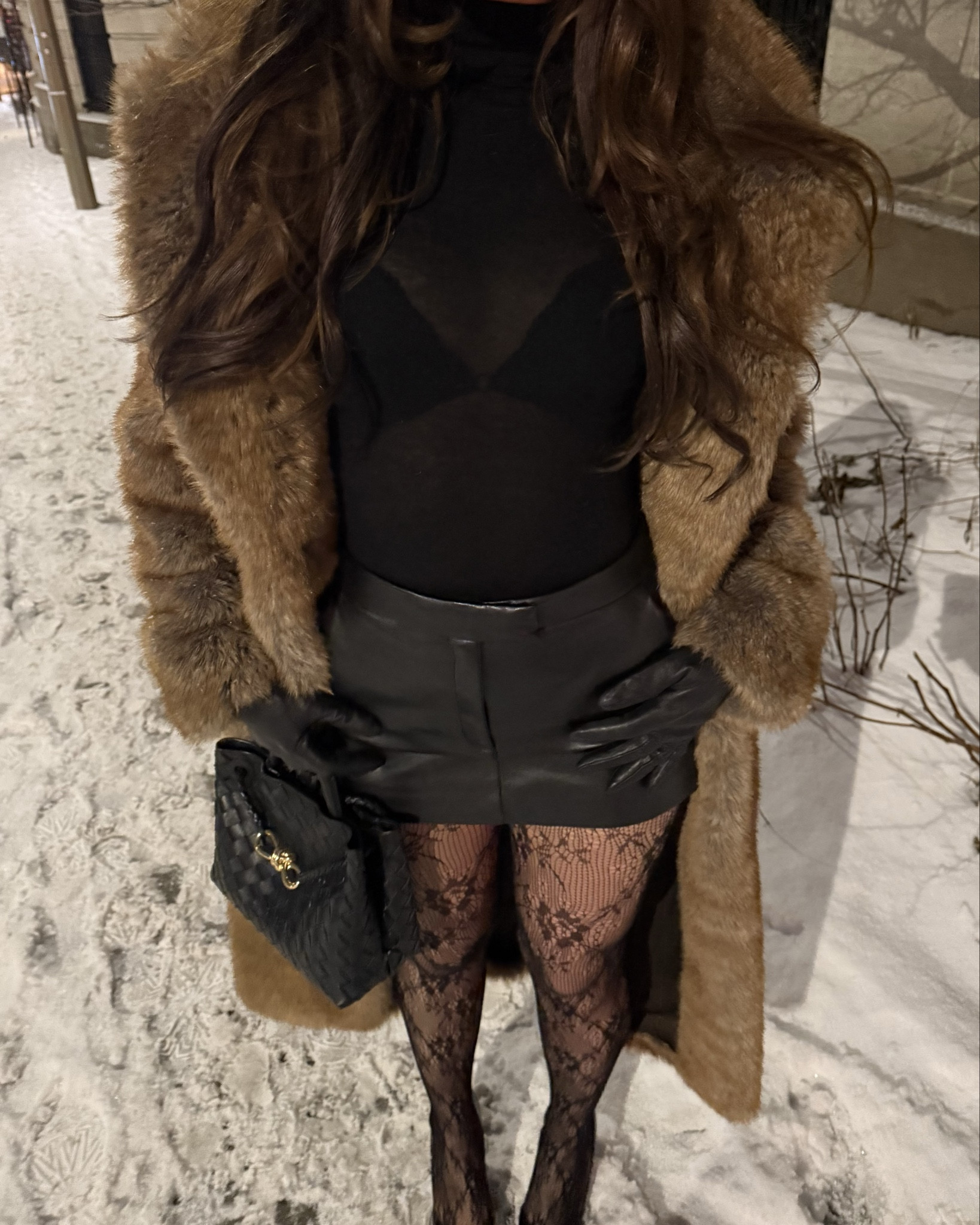 Zara Faux fur coat code : 3945/245/312
The leather skirt is from dynamite from a long time ago, and the gloves are my mom’s, cant find the references anywhere, but I linked similar options for you loves🌸