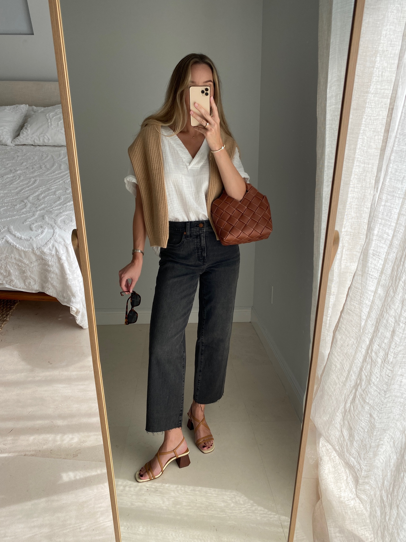 I finally found the perfect vintage crop jeans in a dark wash from @madewell.
The mid-rise waist is my favorite rise and makes them so comfortable on a daily basis 🍂 Definitely a fall staple for me.