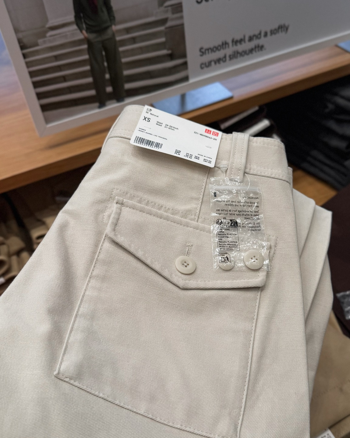My favourite Uniqlo jersey barrel leg jeans are available in a cream/beige colour for autumn! Immediately added to my basket - spotted a navy pair too #uniqlo