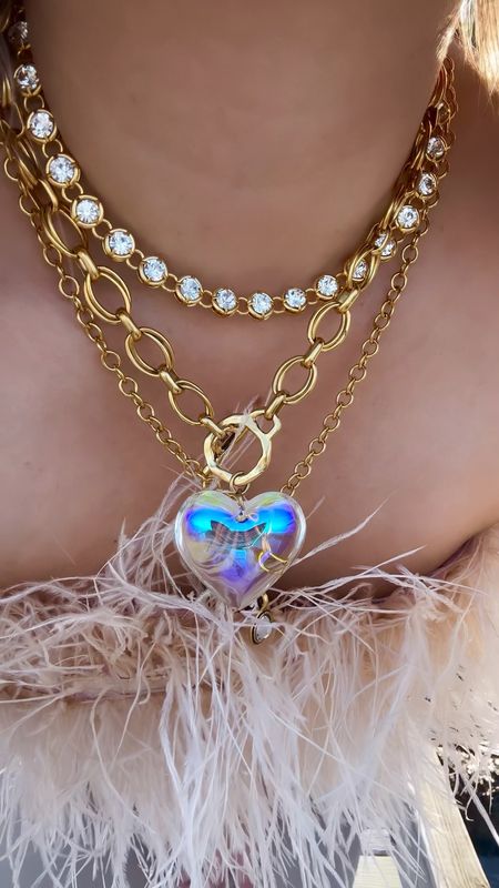 Jewelry layers you need this holiday✨
#necklace #necklacelayering #jewelry #pendant #gift #giftidea #giftsforher

#LTKGiftGuide #LTKVideo #LTKHoliday