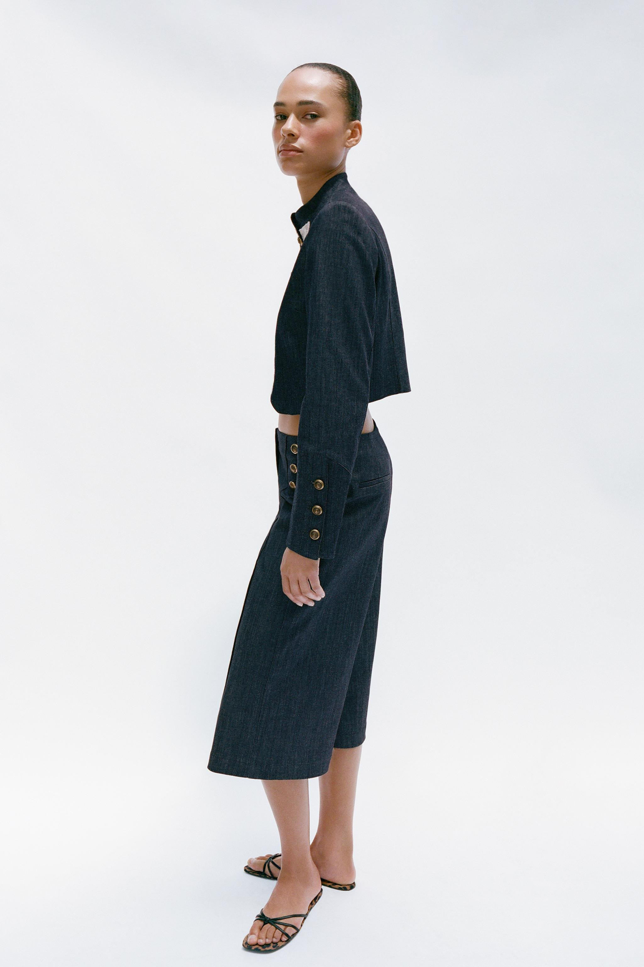 High-waist Bermuda shorts with mock front buttons and false welt pockets at the back. Front faste... | Zara UK