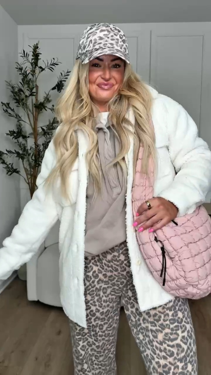 How to look put together without wearing jeans: Aerie edition ✨

Oh snap sweater, wide leg trousers, baseball cap, and a Sherpa coat. 



#LTKootd #LTKFindsUnder50 #LTKgrwm