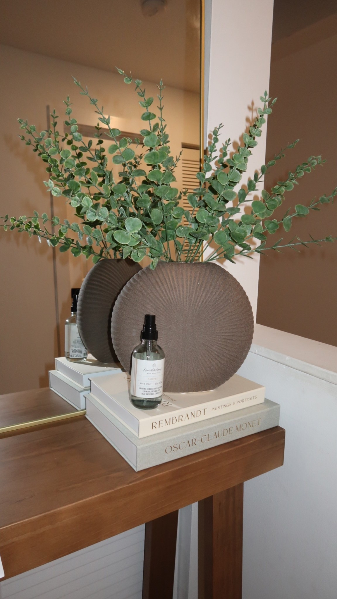 🏡 Sometimes all it takes is a few well-placed pieces to make your home feel more elevated. Decorative books, greenery, and textured accents are my favorite way to add warmth and character without spending a fortune.

Los pequeños detalles son los que hacen que un espacio se sienta terminado. Me encantó cómo este arreglo aporta un estilo elegante y acogedor al instante, perfecto para quienes aman la decoración neutral y atemporal. 🍃

Follow me on Instagram and YouTube
@kirasfashionfinds

#LTKHome #LTKvlog