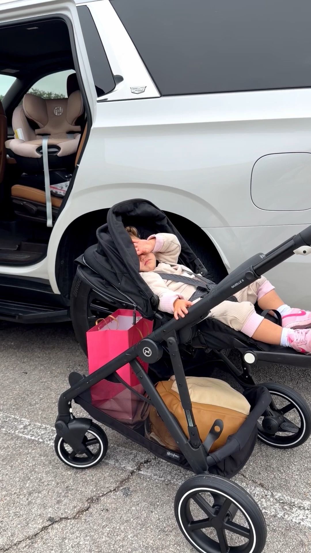 Not used to going out with just one baby! So I dusted off our Cybex Gazelle & forget how much I love this stroller just like our car seats! 😍😂 Such a good grow with you stroller as I used this when Ava was a newborn to connect her car seat on top with toddler seat on bottom! 💺👶🏼 