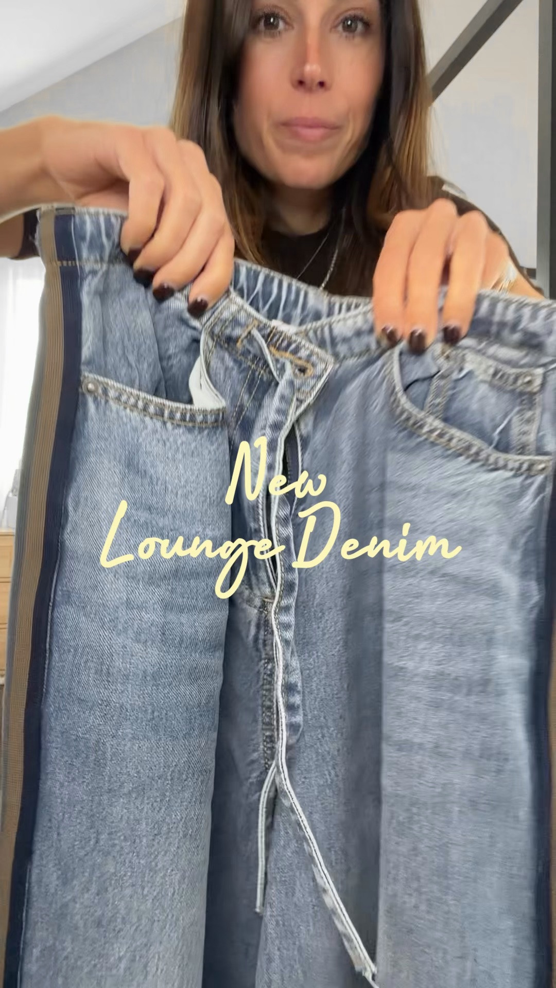 Apparently I have a thing for track stripe pants 🙃 but when my favorite lounge denim came out with this new pair I had to have them immediately 😍
💌type “LOUNGE” for all details
🔗