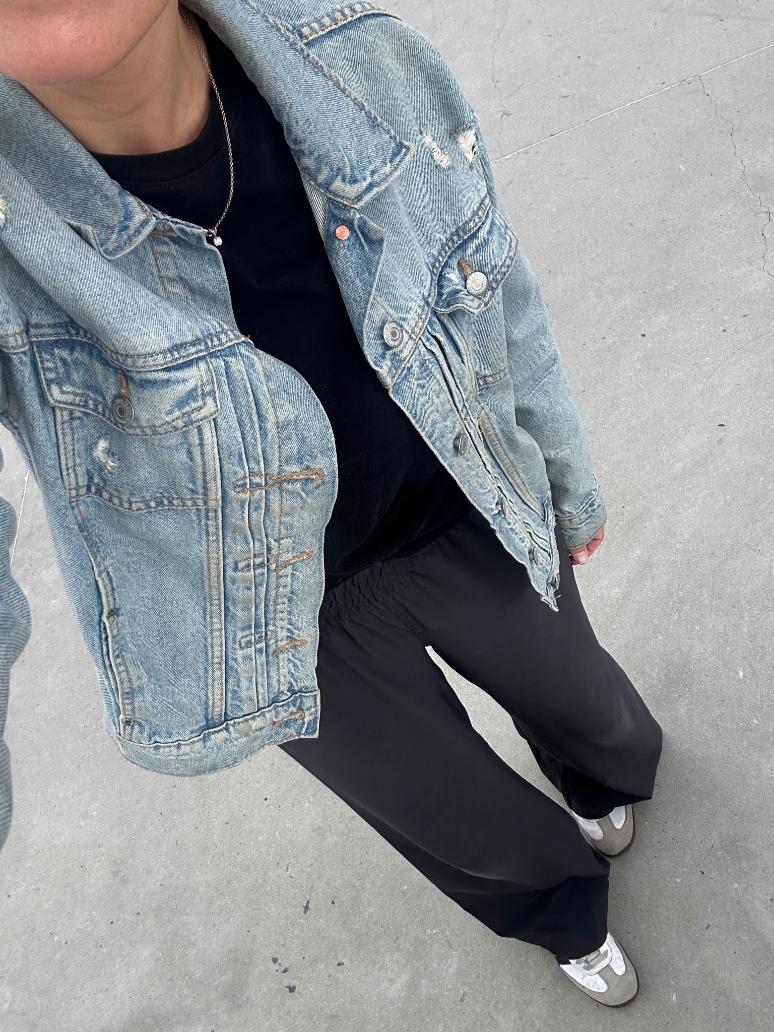 Hands down my fav casual pants to wear.  So comfy and you can dress them up or down. Wearing a size small 🖤 

#vuori #momstyle #athleisure #casualoutfit 

#LTKootd #LTKgrwm #LTKOver40