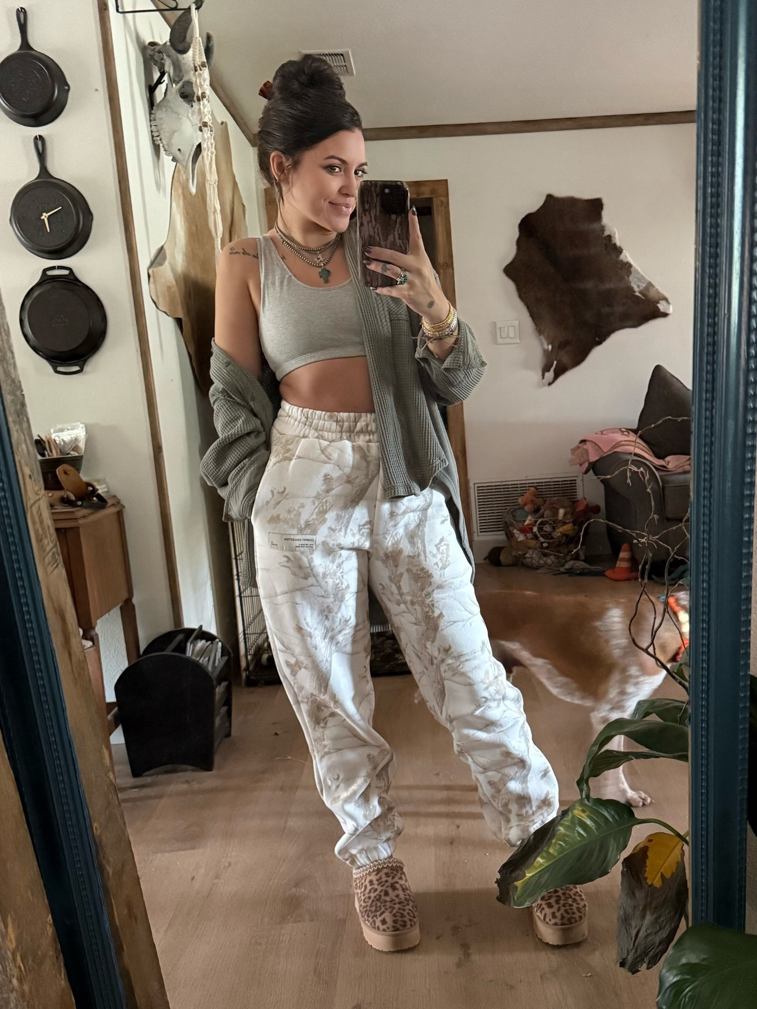 My favorite sweatpants 🍂

Camo, camouflage, trendy, camo sweats, camo sweatpants, comfrt sweatpants 