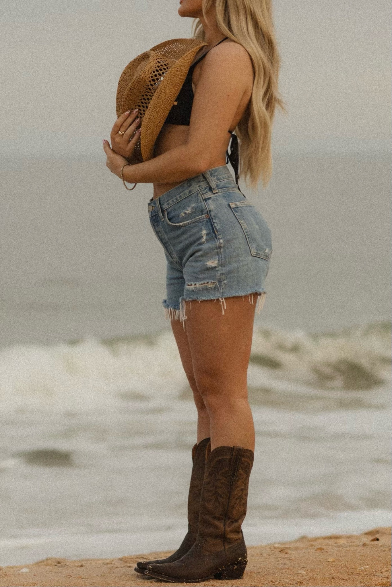 Shorts and boots links 💛 2 of my every day must have fashion staples 🫶🏼✨