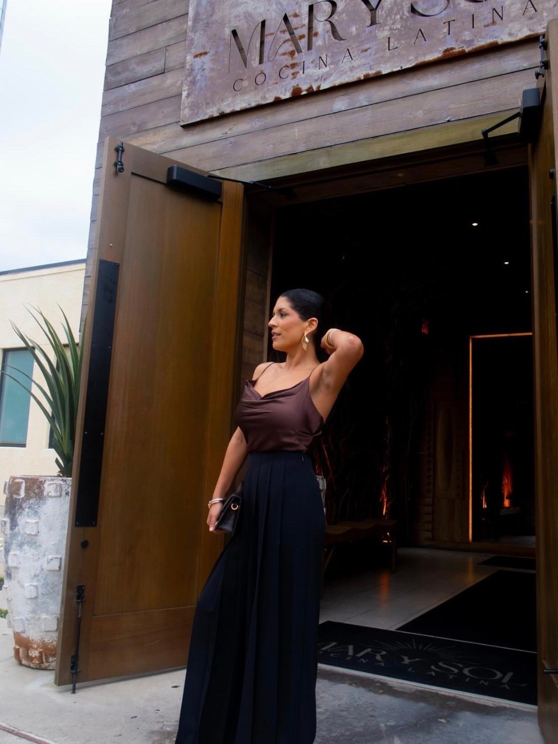 a little satin, a little drama, and suddenly dinner plans feel like an occasion 🤎✨ this look is giving effortless elegance with just the right amount of confidence

#datenightoutfit #elevatedstyle #satinstyle #chicfashion #eveninglook #neutralfashion #dressyoutfit #classicstyle #fashionfinds #effortlesschic

#LTKdayinmylife #LTKootd #LTKstorytime