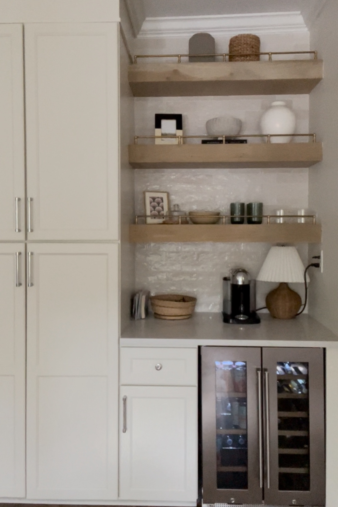 a cutie little kitchen lamp adds so much warmth and a welcoming glow, especially at night✨ it’s the perfect finishing touch for creating a cozy atmosphere. {head over to my bio to my LTK to find sources!}
•
•
•
#kitchendecor #lighting #cozyvibes #homesweethome

#LTKhome