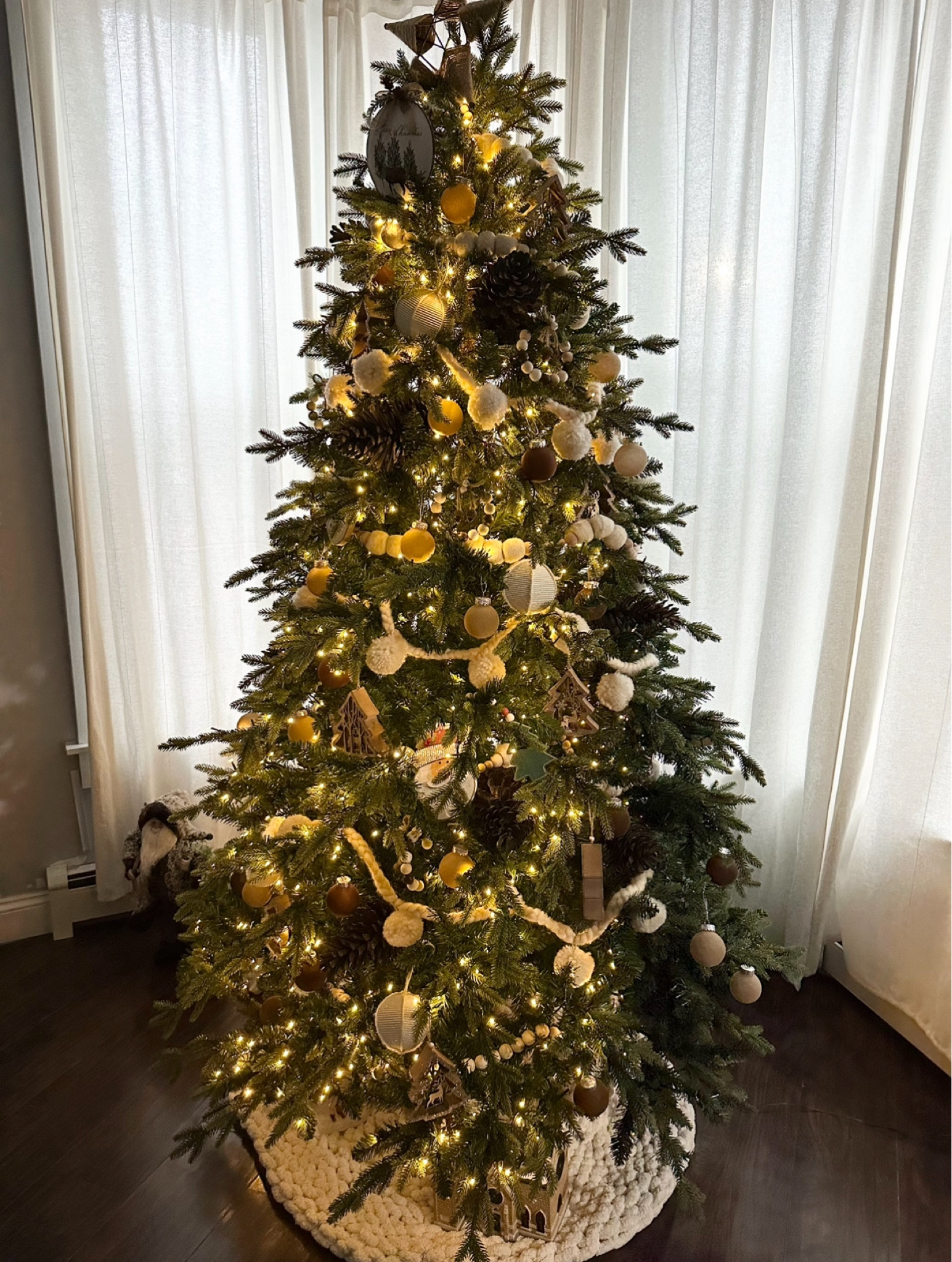 Realistic tree with over 3000 lights. Pre lit! 