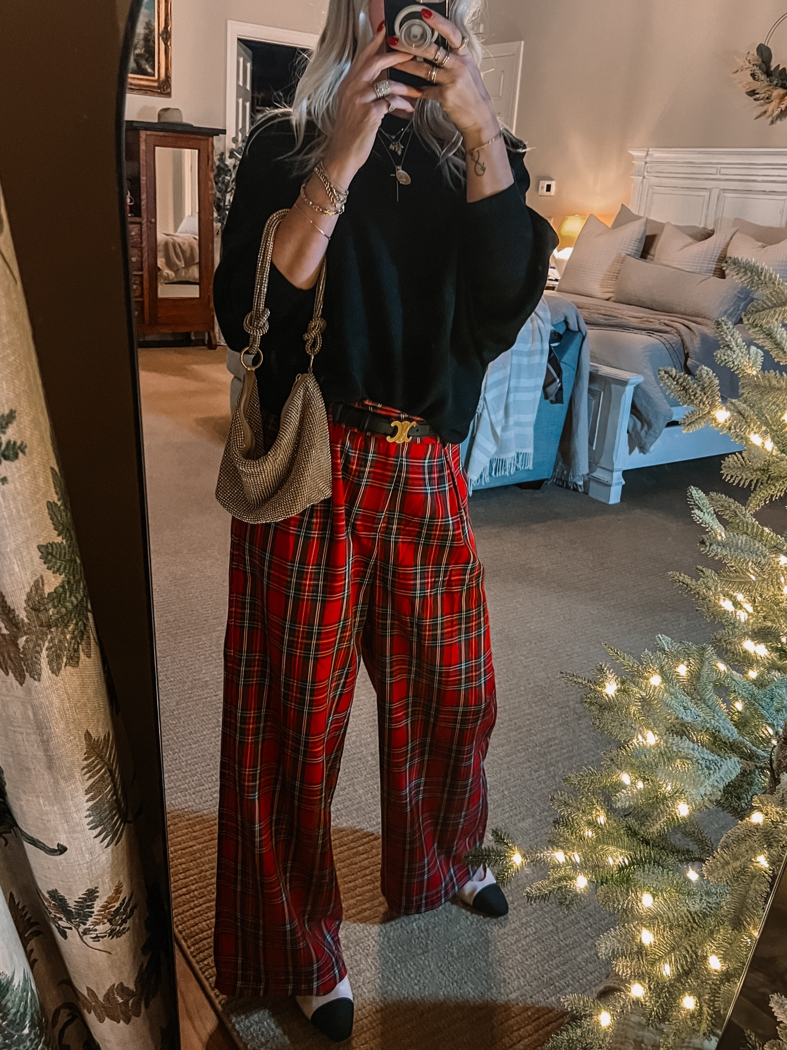 Tonight’s casual holiday outfit

#LTKSeasonal #LTKHoliday #LTKfindsunder50