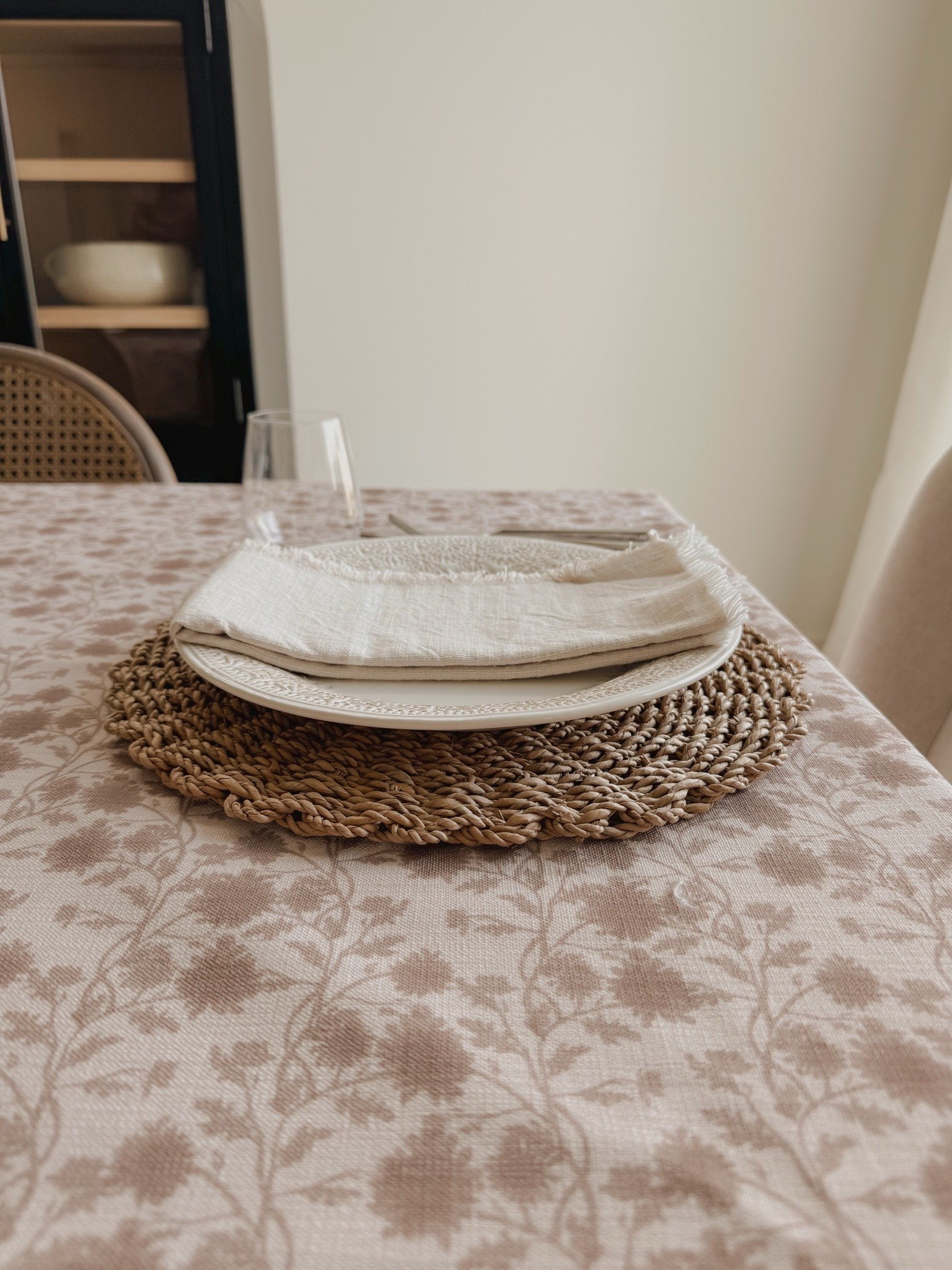 Two Pages recently released their table cloth collection and this floral print had our name all over it. 💐✨

The pattern, the color, the vibe—it instantly transforms the table and creates a setting that feels warm, inviting, and ready for all your hosting needs 🫶🏻

Who else is ready for outdoor dinner parties and summer hosting?
