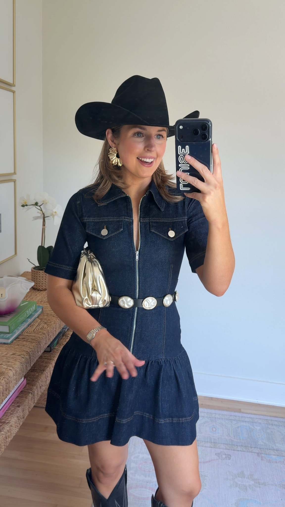 Size up in this dress! Cowboy cocktail // western chic outfit idea!