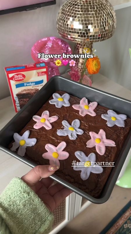 Flower brownies for spring! Love the Betty Crocker brownie mix, so tasty! 🍫💕#BettyCrockerPartner #TargetPartner #Target #Liketkit 