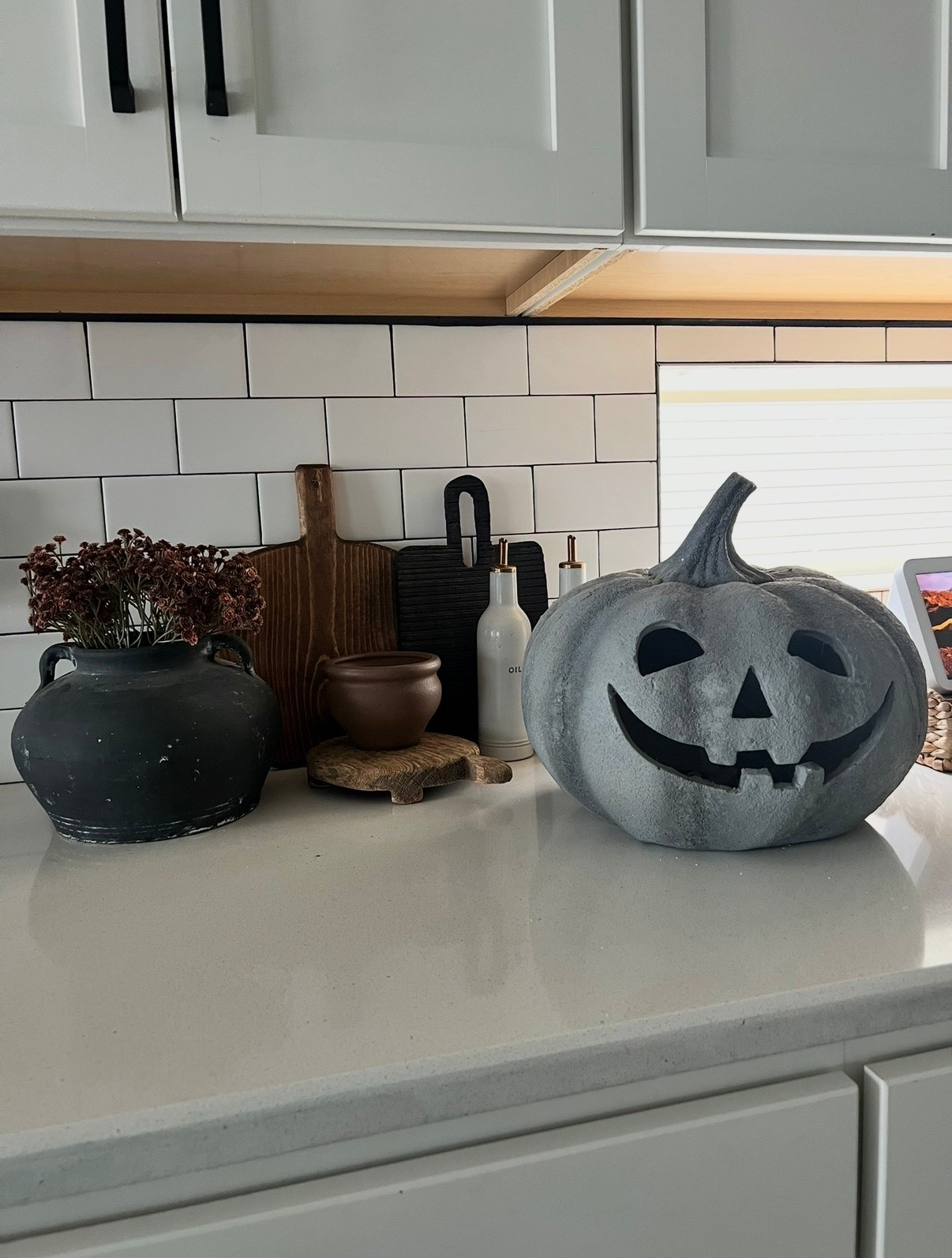 Viral Jack o lantern that’s a pottery barn look for less IS BACK IN STOCK!! Run!!! 🏃‍♀️

#LTKHome #LTKSeasonal