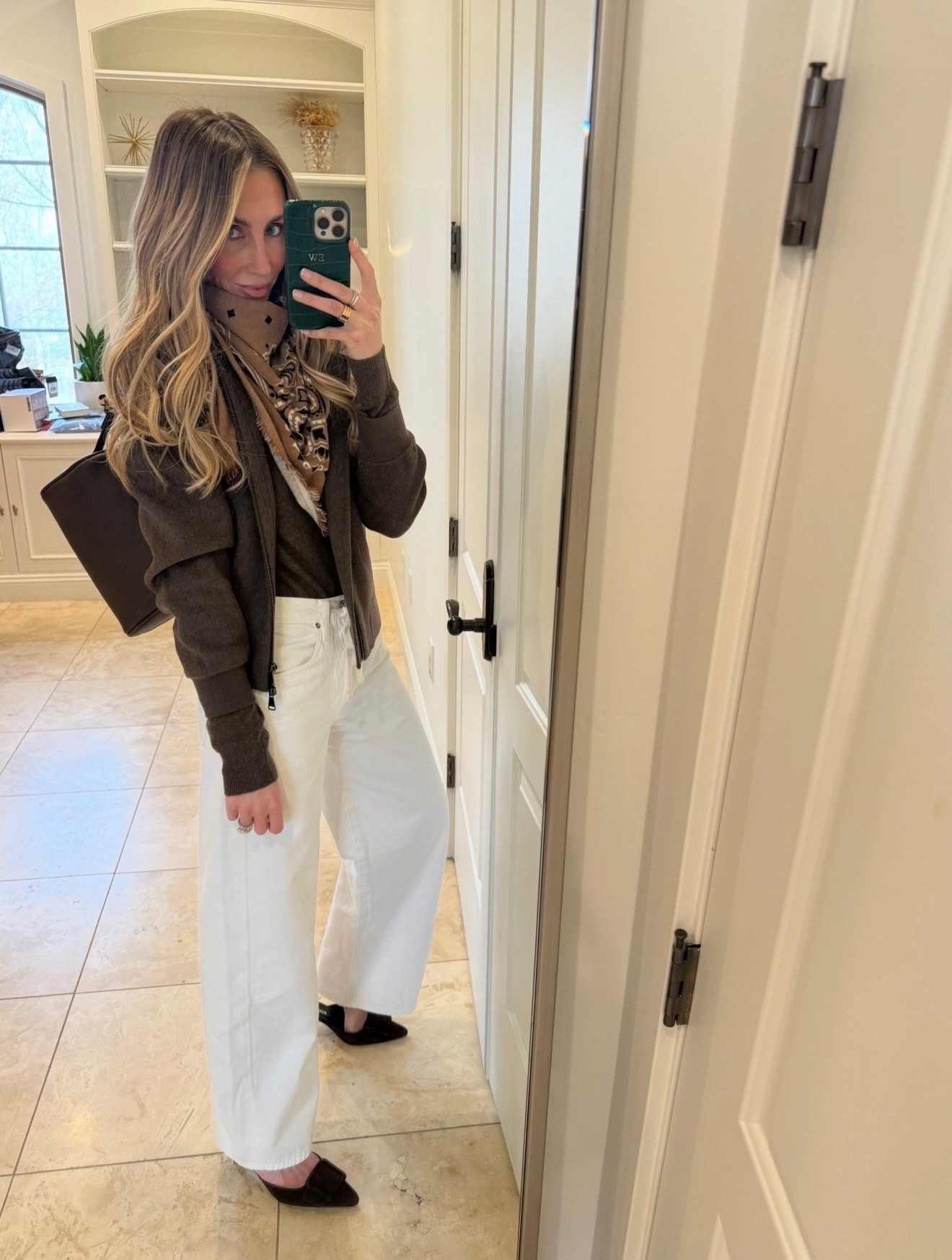 What I wore yesterday.. the easiest transitional outfit from winter to spring outfit! 




White denim, transitional outfit, affordable cashmere, shoulder bag, bomber jacket 

(FB)

#LTKootd