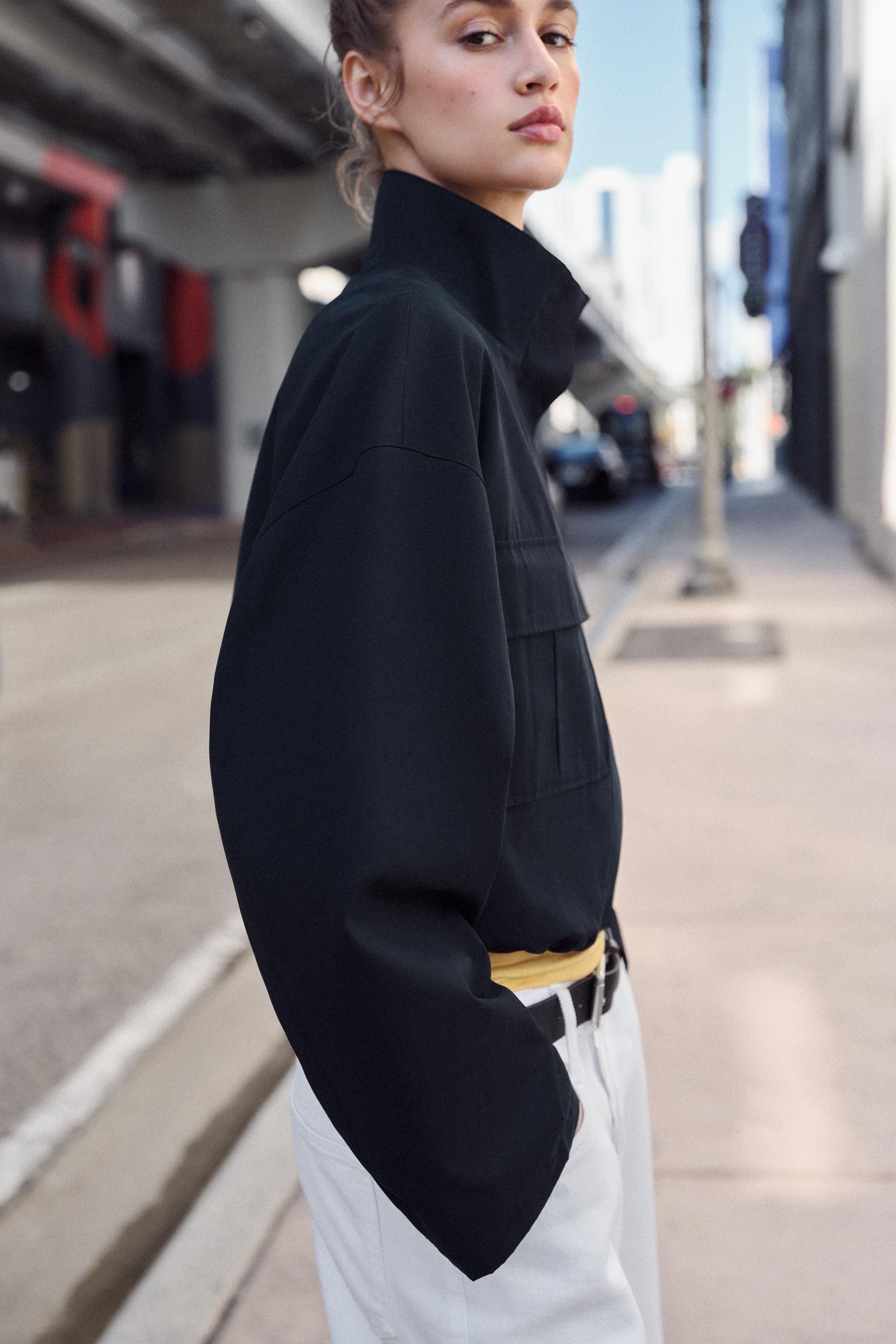 Kurze Jacke mit Stehkragen und langen Ärmeln. Aufgesetzte Pattentaschen vorne. Verstellbarer Sau... | Zara DE