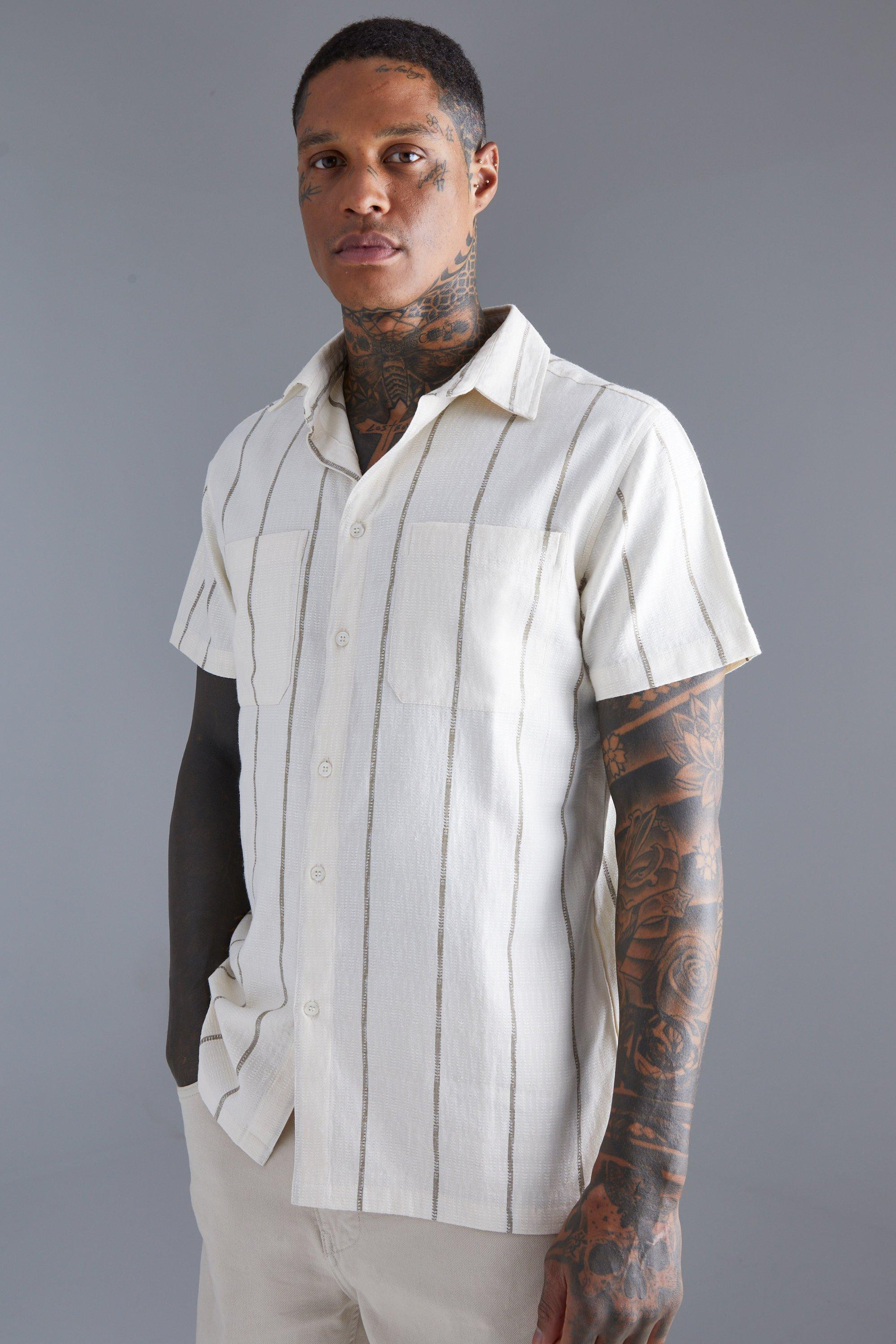 Kurzärmliges gestreiftes Hemd | boohooMAN (DE, IE & UK)