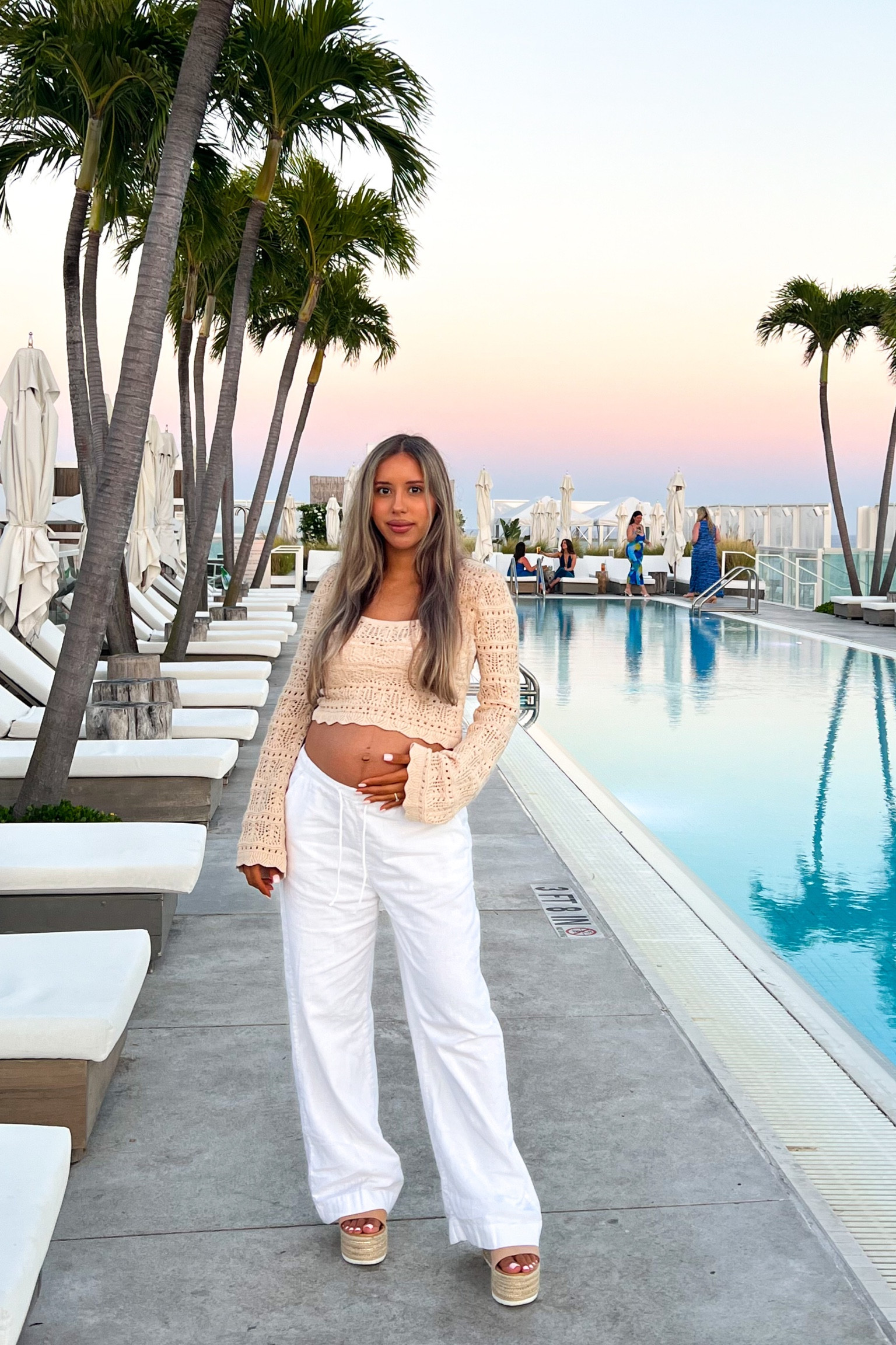 Babymooning outfit #1 🌙✨🫶🫧


#LTKbaby #LTKbump #LTKtravel