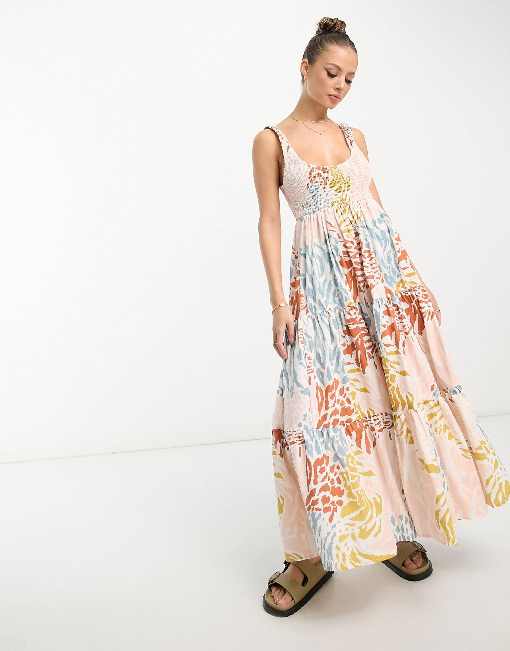 Zriasené maxi slnečné šaty ASOS DESIGN s vrstvami s abstraktnou potlačou | ASOS (Global)