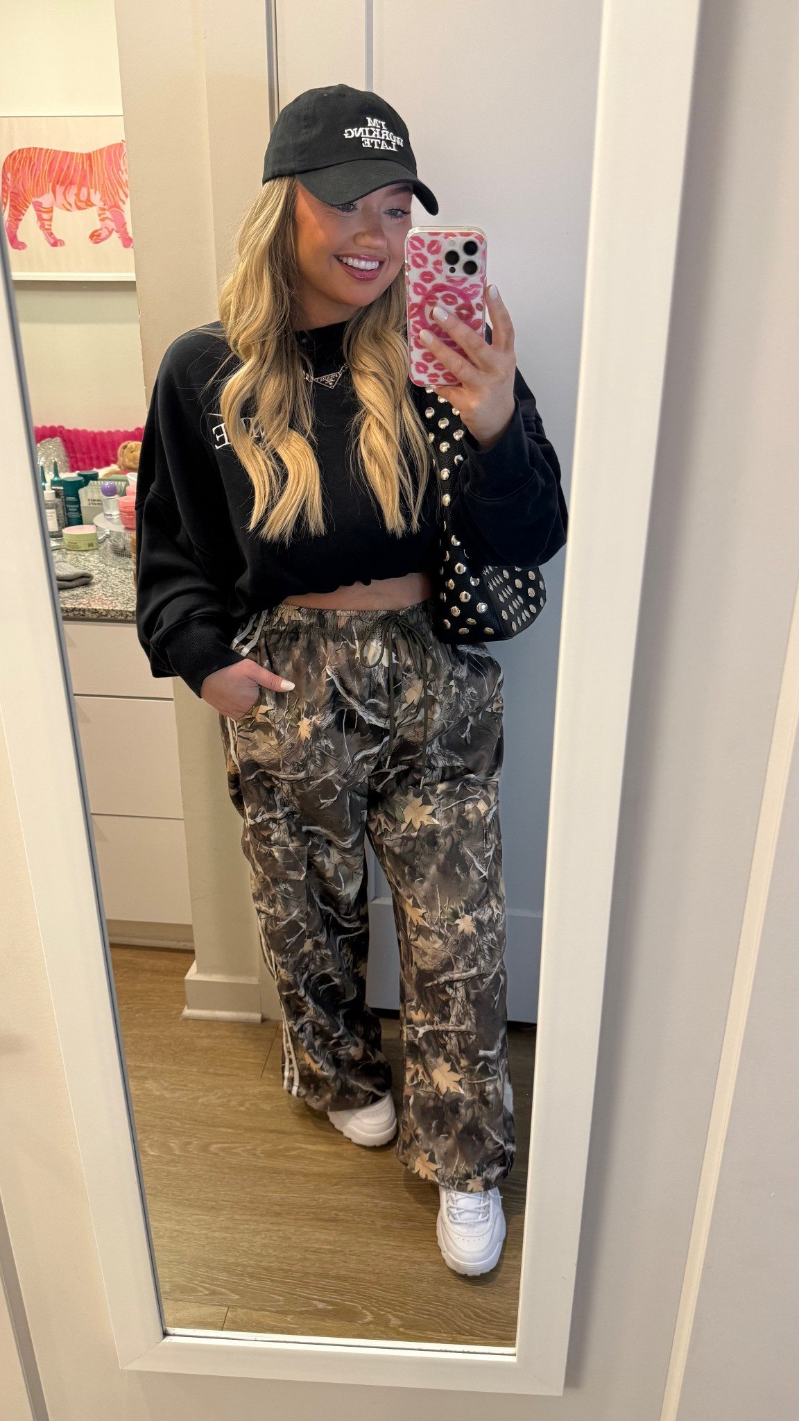 Chill fit 🖤

#LTKSeasonal #LTKMidsize #LTKootd