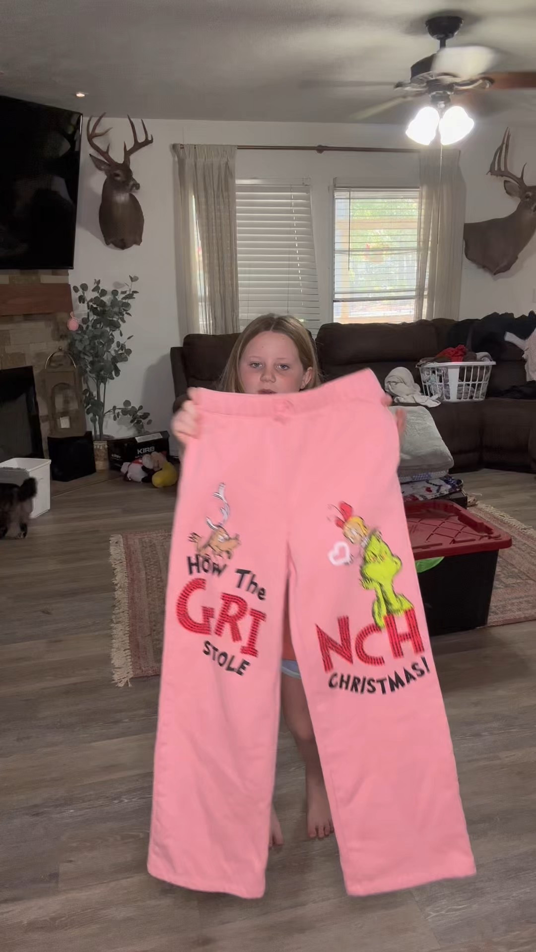 @Walmart Grinch Sweat pants for a WIN! #grinch #walmart #walmartholidayfinds #holidayfinds #cindylouwho 