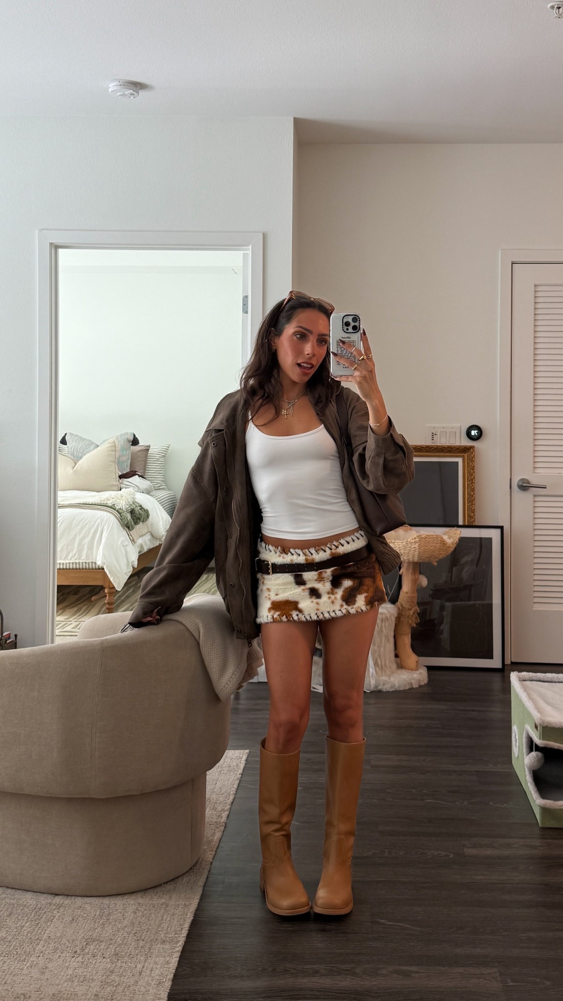 fall outfit but there’s a heatwave 🤎🍂

Jacket - XS
skirt - us2
boots - 7