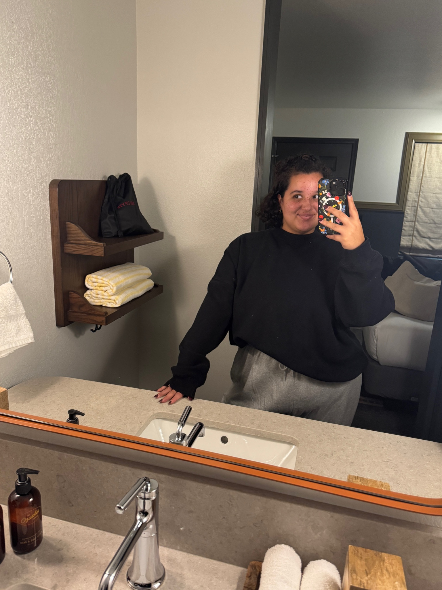 travel OOTD 🖤