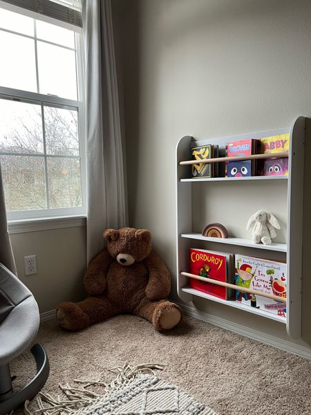 Montessori book nook 📚I love the bookshelf at her height so she can choose what she’d like to read! 