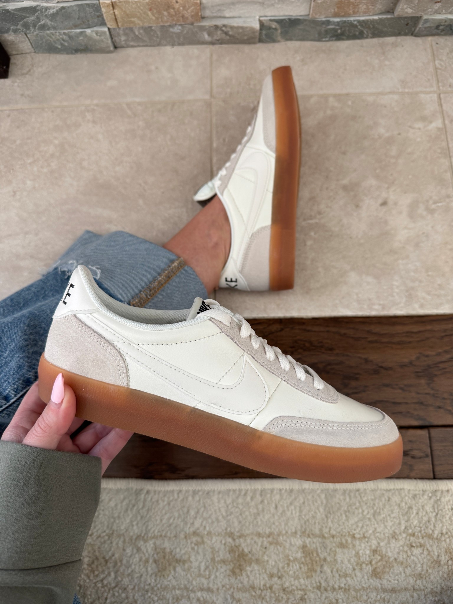 Stepping into spring in the perfect neutral kicks! ☁️✨ These fresh Nike sneakers go with everything—from casual jeans to breezy dresses. Who else loves a good versatile sneaker? #NikeStyle #SpringSneakers #NeutralVibes