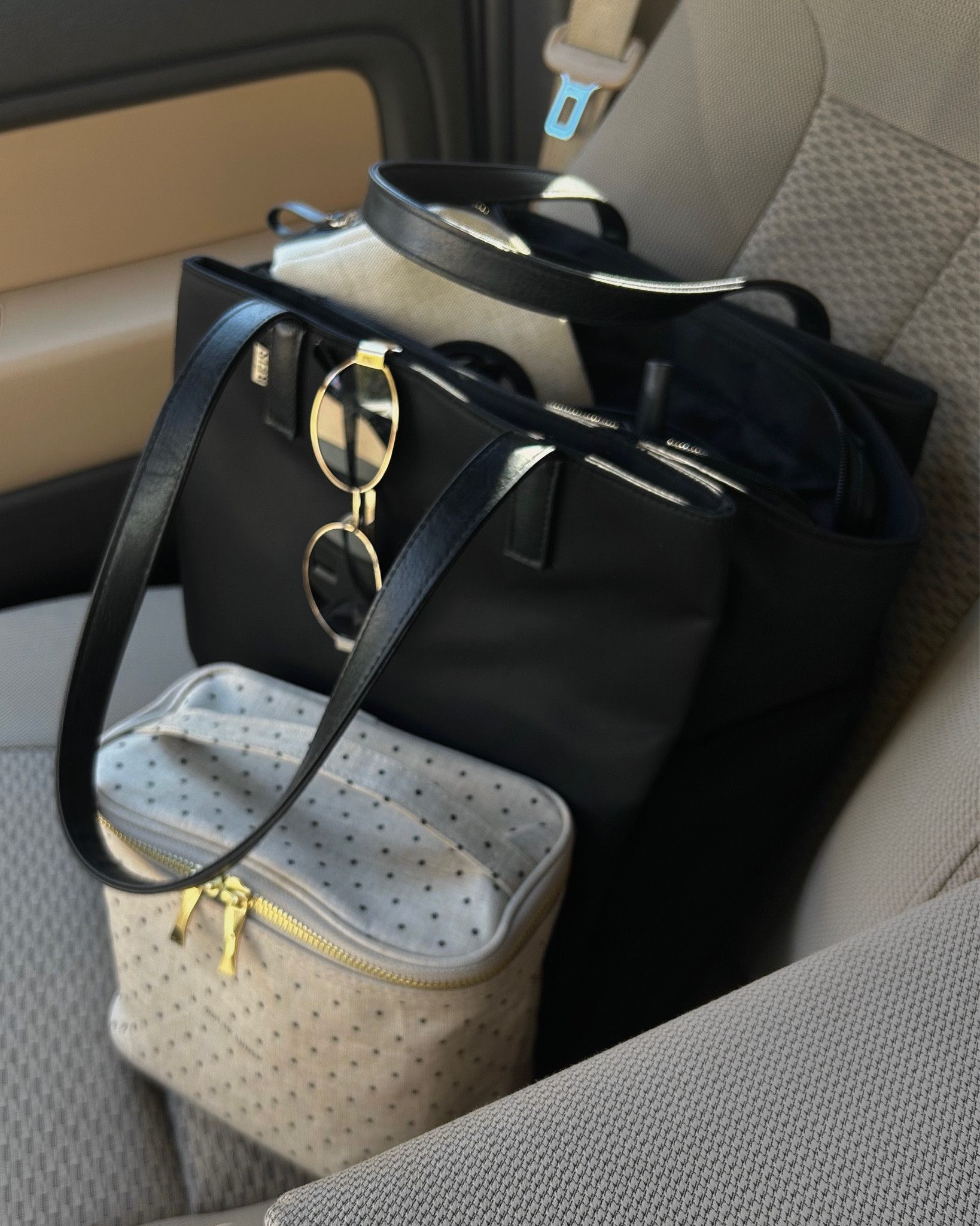 my work essentials! 

beis commuter tote bag (also linking a similar option) / kate spade canvas lunch bag / hydrojug 40oz traveler tumbler / h&m makeup pouch / amazon oval sunnies

work tote, what's in my bag, bag organization, lunch tote, teacher tote bag, teacher bag, beis bag, travel bag, travel tote, hollyfrocks

#LTKTravel #LTKItBag #LTKWorkwear