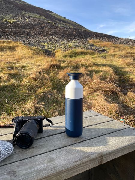 Immer dabei & daher auch mit in Island 🇮🇸 : meine Kamera Sony Alpha 6300 und meine isolierte Dopper-Flasche mit heißem Tee 🍵

#LTKtravel #LTKHoliday #LTKeurope