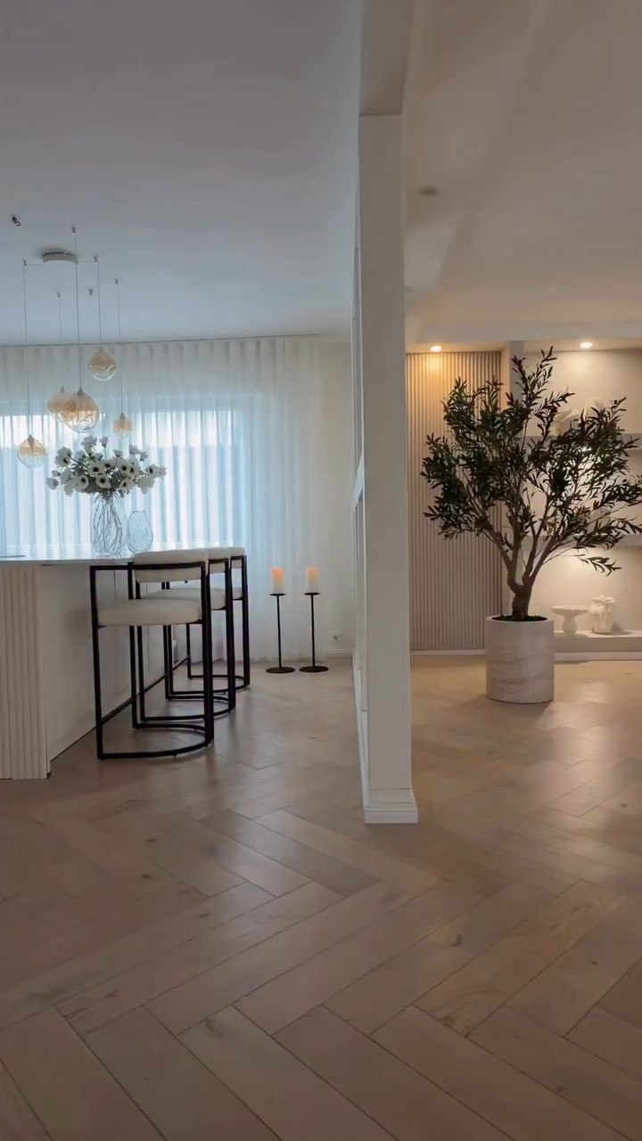In love with soft & neutral tones 🤍

#cozyhomevibes #homeinteriorideas #browndetails #mirror#softtones #olivenbaum #olivetree #homedecor #livingroom #wohnzimmer #wohnzimmerinspo #barhocker #spiegel #livingroomdetails #dekoration #neutralinterior #einrichtung #vase #amazonfinds #homefinds #interior #hm

#LTKhome #LTKdeutschland #LTKeurope
