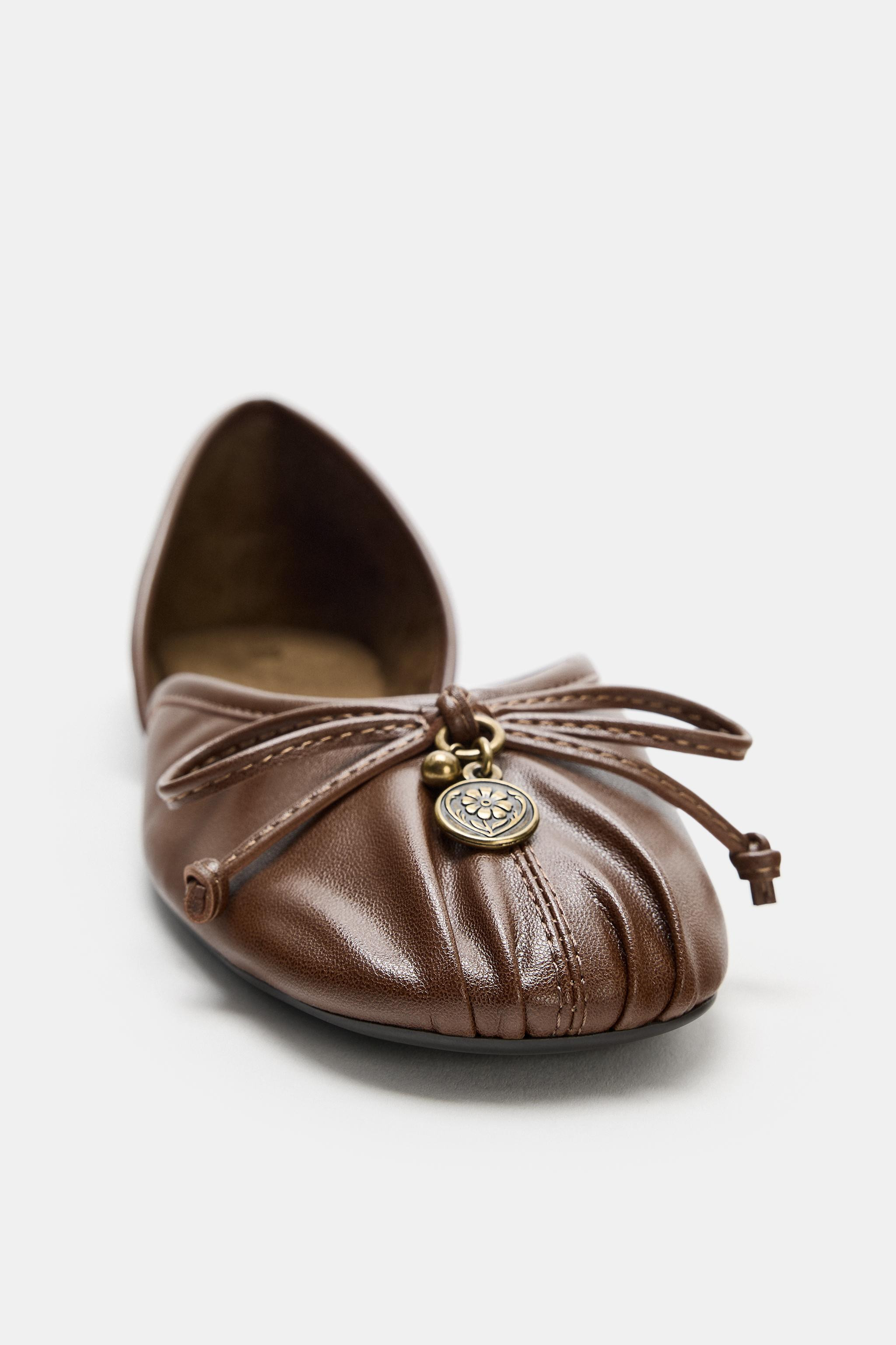 Ballerina shoes with a bow detail on the front. Finished with a round toe. Sole height: 1 cm. / 0... | Zara UK