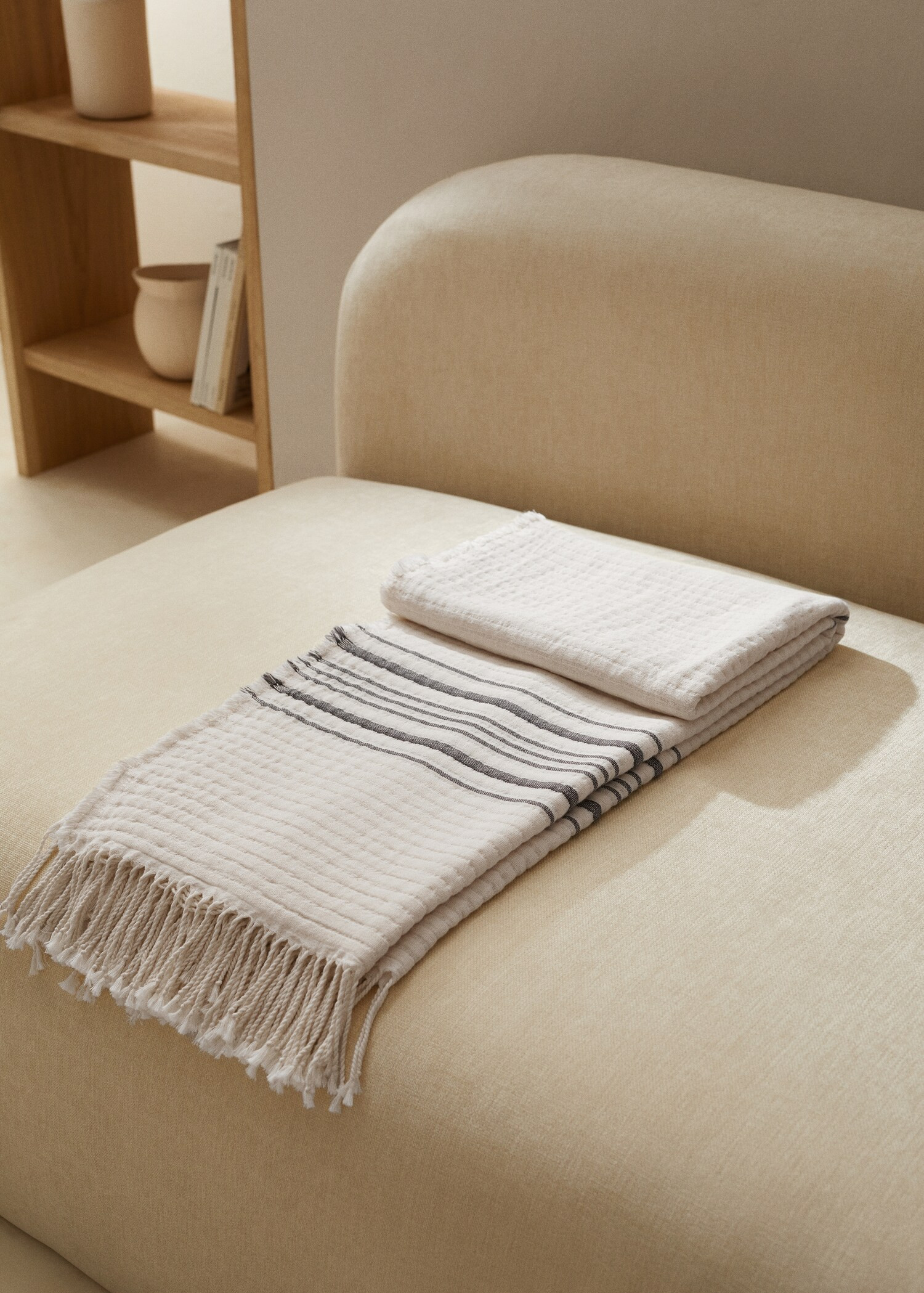 Gestreifte Decke aus Baumwolle - Home | MANGO Deutschland | MANGO (DE)