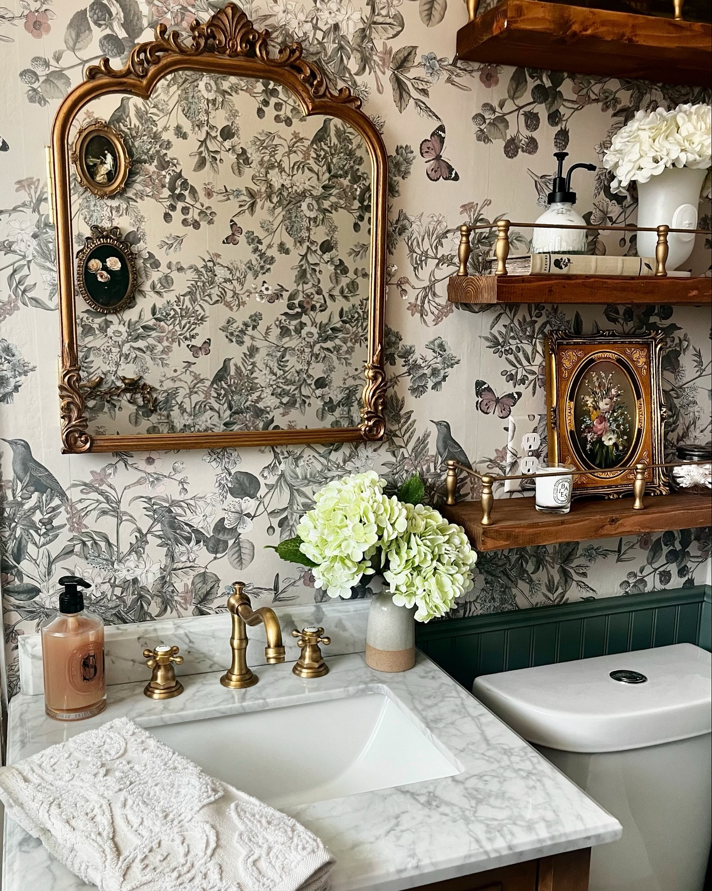 Sunday stills of this @oneroomchallenge bathroom that has become my whole personality ✨ 

Swipe for the crusty before pictures 🫣

#sundaystills #oneroomchallenge #apartmenttherapy #orcat #bathroomremodel