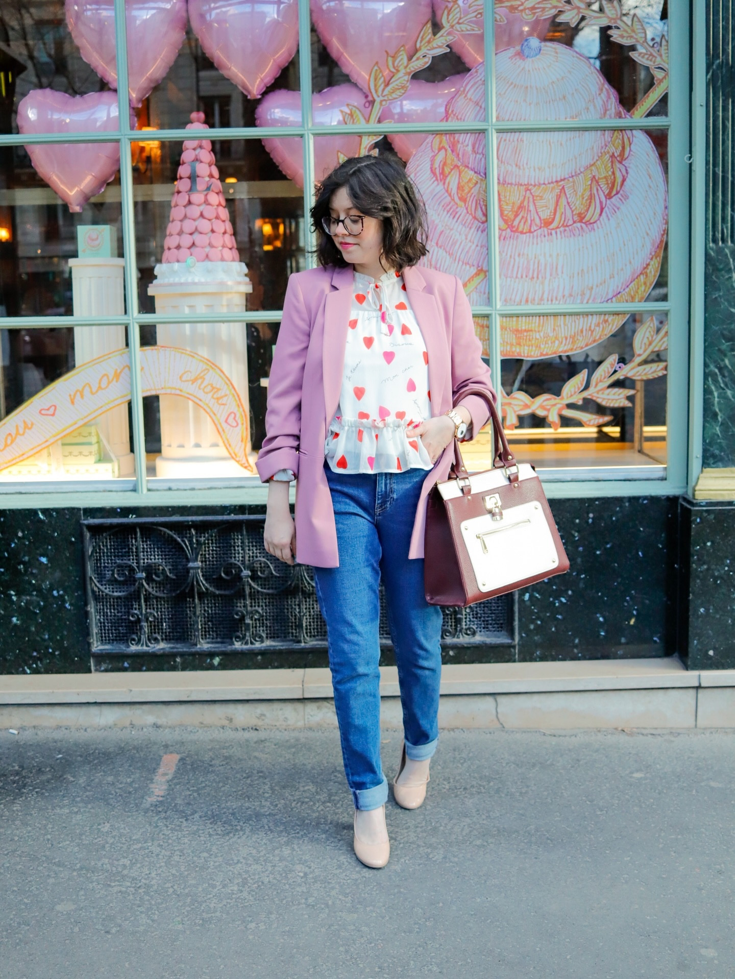 La Saint-Valentin approche à grands pas, et c’était l’excuse parfaite pour ressortir ma blouse préférée pour l’occasion 🤍
Je crois que je t’ai déjà proposé 1001 façons de la porter depuis que je l’ai… et pourtant, je ne m’en lasse toujours pas 🙈
Comme quoi, une seule pièce bien choisie peut vraiment faire toute la différence dans un dressing.

Est-ce que tu valides cette version ?

#LTKworkwear #LTKstyletip #LTKdatenight