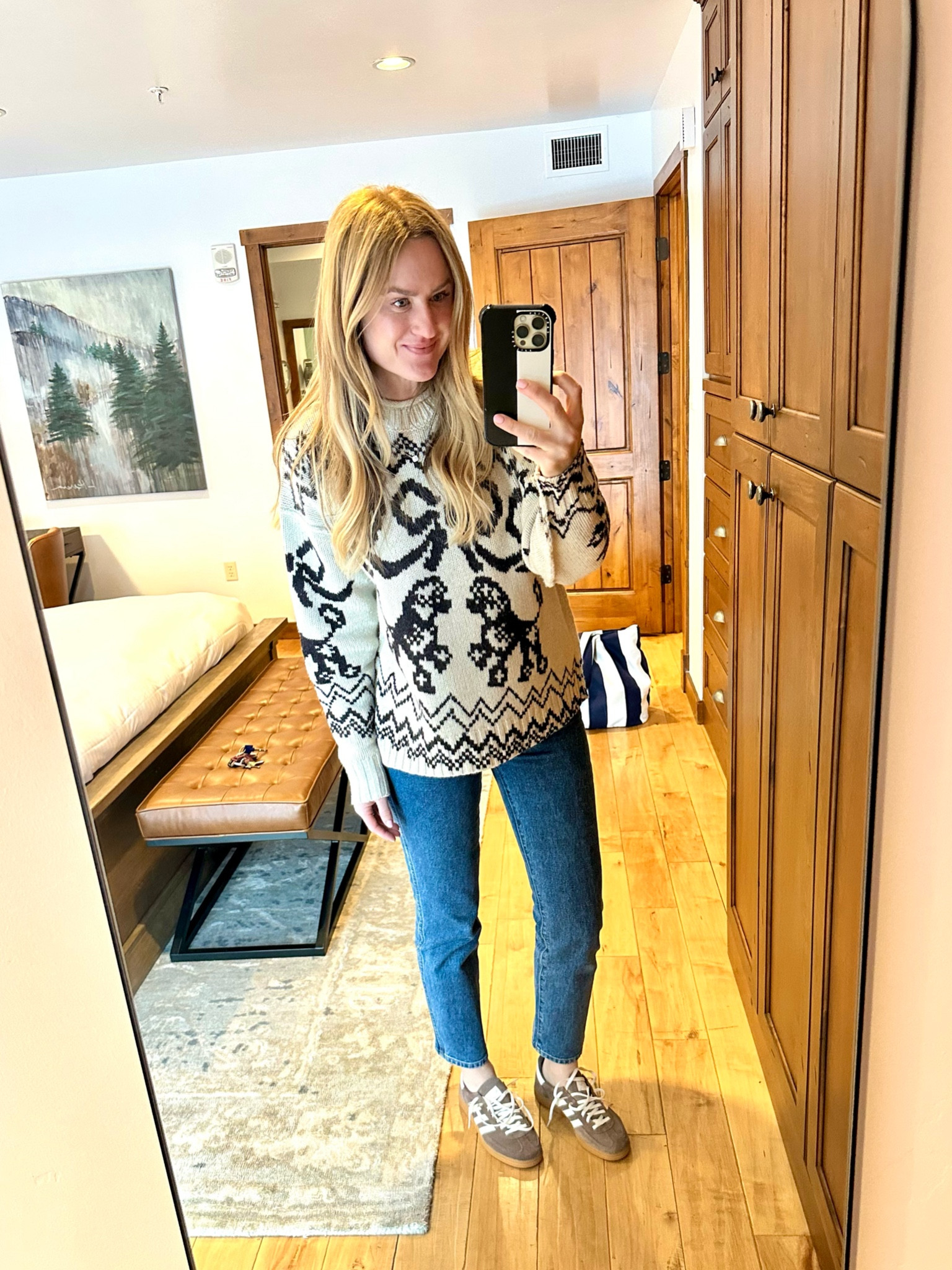 Mountain vibes with this cool sweater. Wearing size small with an oversize fit 