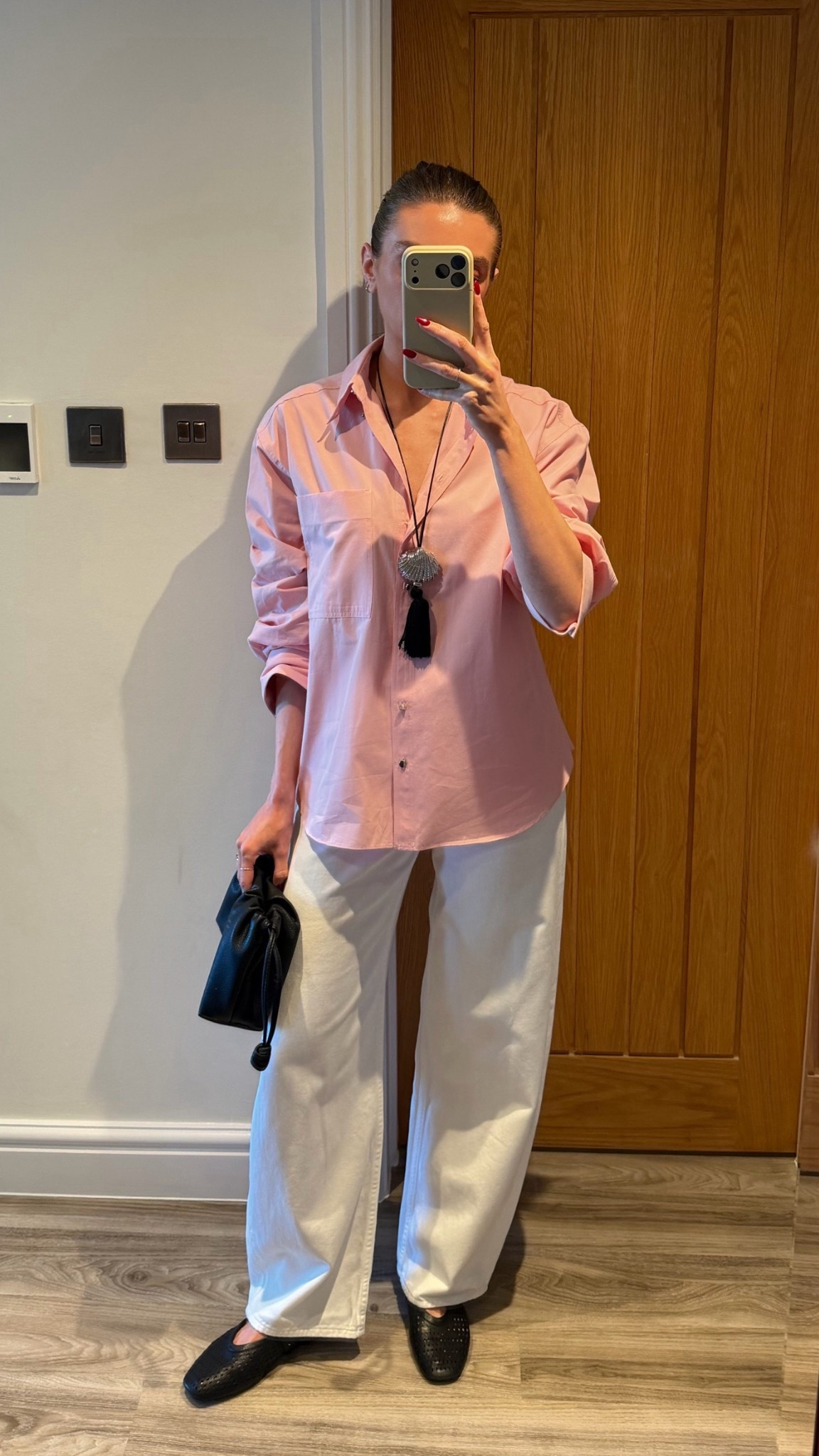 Outfit of the day - Sunny Spring day

River Island pink shirt - size 8, already oversized so could’ve sized down 
Uniqlo white baggy curve jeans - W23 L31, I’m 5ft 6
River island pendant necklace
Matalan pouch bag
& Other Stories black leather ballet flats - exact & similar linked



Spring outfit, white jeans 