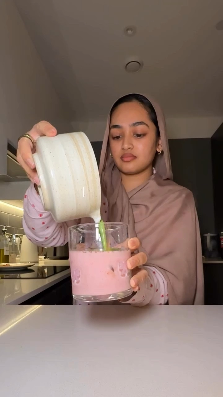 Let’s make a strawberry milk matcha together 🍓✨🍵

I’m aware this isn’t using real strawbs but this is my version ok xx

@jenkimatcha 
@nesquikuki 

#icedmatcha #matcharecipe #strawberrymatcha #athomematcha #postiftarcravings