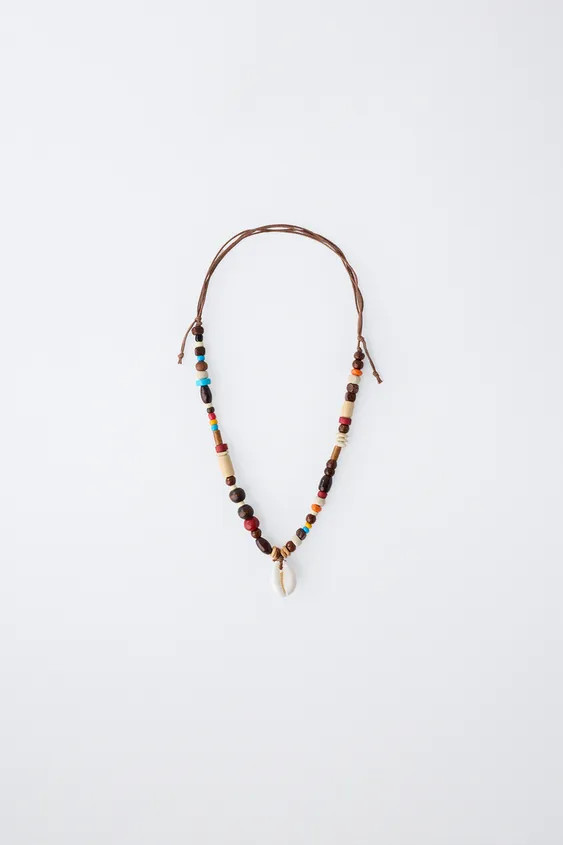 Collier ajustable par lacet au niveau de la nuque. Détail fantaisie et pendentif coquillage. Con... | Zara FR