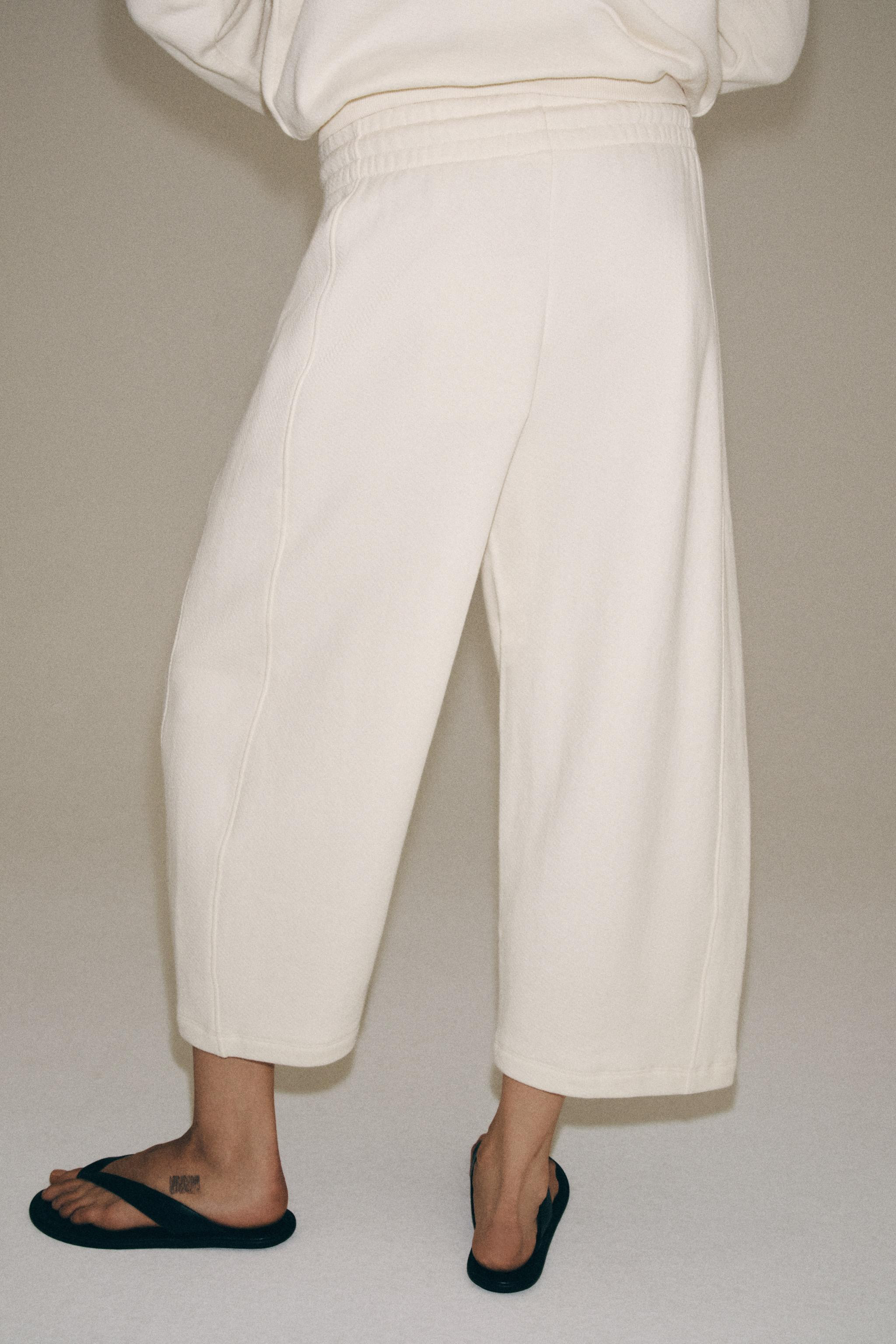 Model height: 179 cmTrousers made from a cotton yarn fabric. Mid-waist with an adjustable elastic... | Zara UK