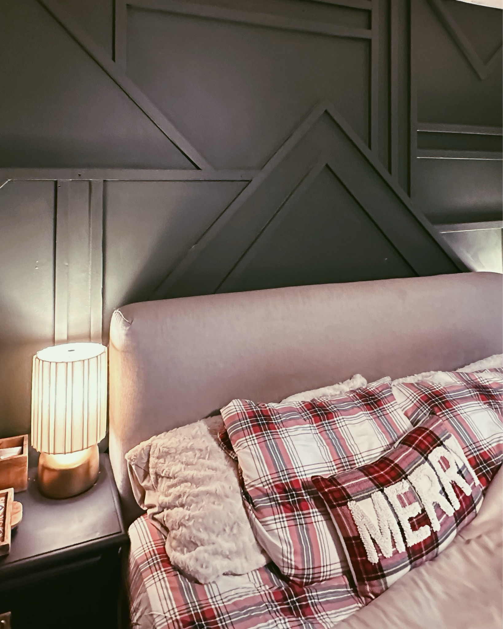 Cozy holiday bedroom vibes 🎄

#LTKHome #LTKFindsUnder50 #LTKHoliday