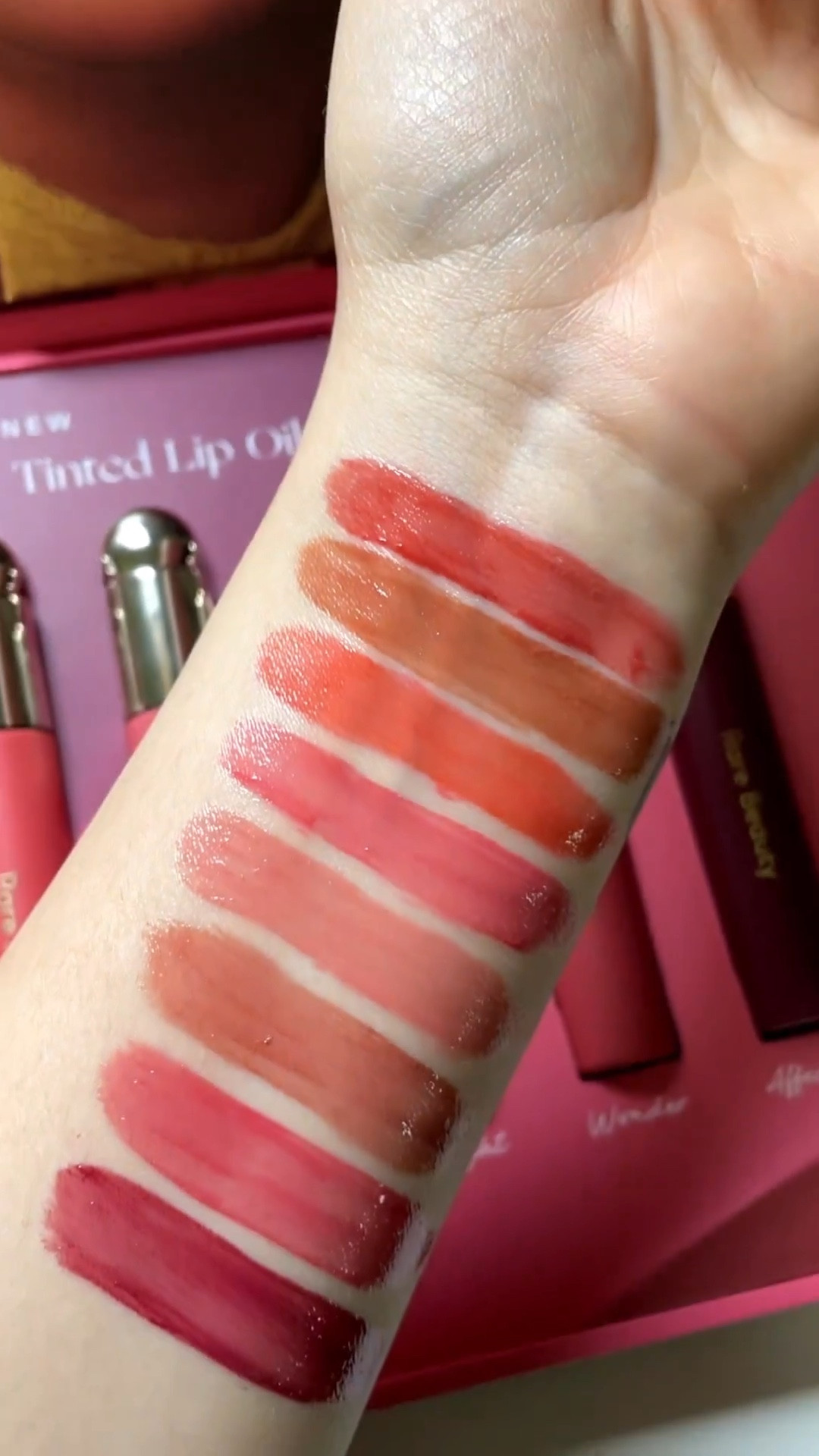  Swatches dos NOVOS Soft Pinch
Tinted Lip Oil de Rare Beauty *
Essa caixa maravilhosa com todos os 8 tons dos novos lip oils de Rare Beautu acabou de chegar
aqui em casa. Eu estava super empolgada com esse lançamento e já vim deixar os swatches pra
vocês!
As cores foram inspiradas no blush líquido Soft
Pinch, que é um dos produtos mais vendidos da marca.
Ele tem uma fórmula gel que se transforma num pelo quando aplicado! Tem pigmentação construivel com acabamento gloss, que não fica pegajoso e é bastante confortável! Mesmo após sair o produto mantém os lábios pigmentados e hidratados! Eu amei!!
Nos EUA ele veio custando US$20! Ainda não lançou aqui na Sephora Brasil, mas deve estar chegando.
Lembrando que 1% de todas as vendas dos produtos de Rare Beauty é doado ao Rare Impact
Fund, uma fundação que foca em aumentar o acesso aos cuidados de saúde mental de jovens.

#LTKbrasil