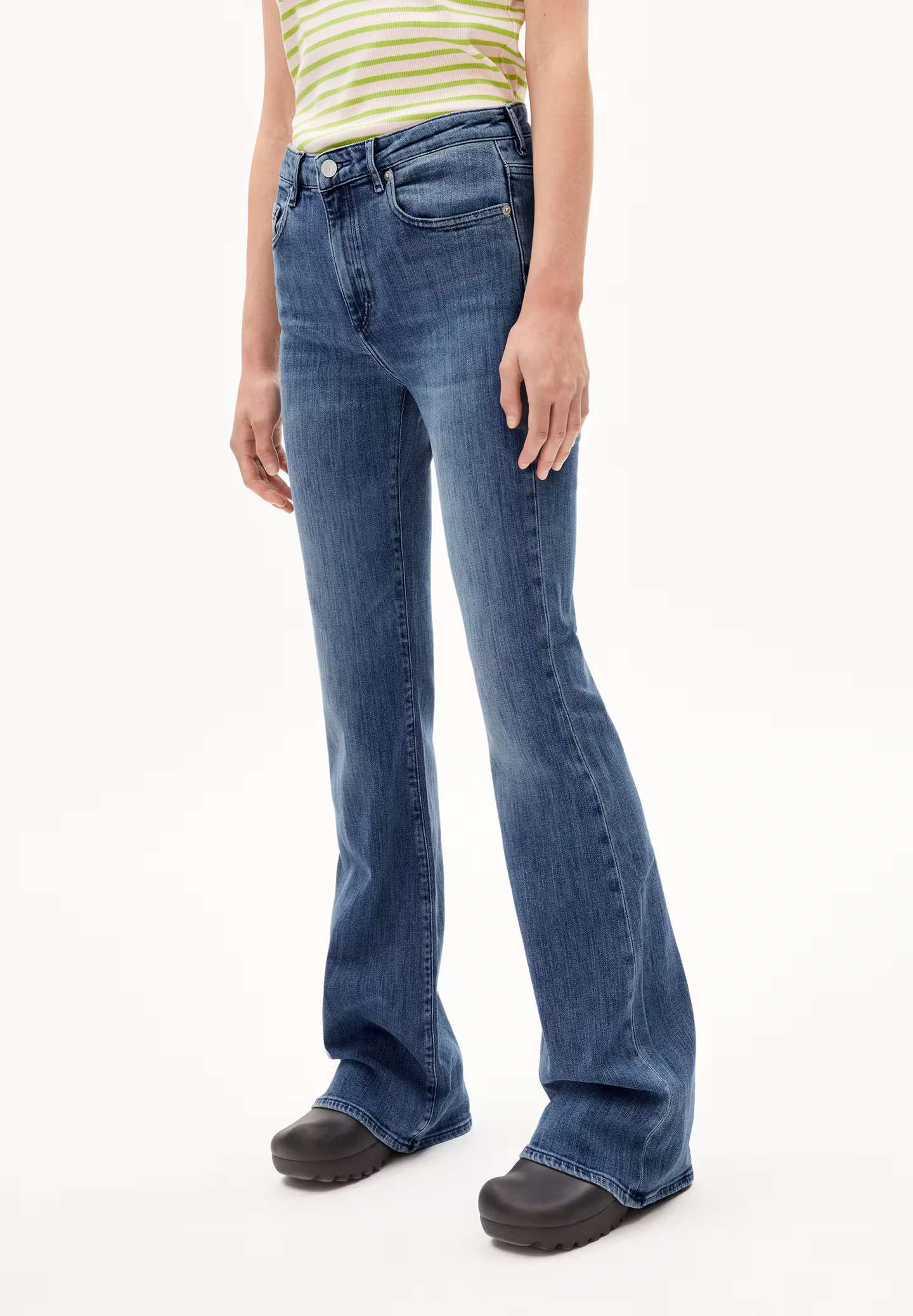 Flared Leg Mid Waist aus Bio-Baumwoll Mix | ArmedAngels (DE)
