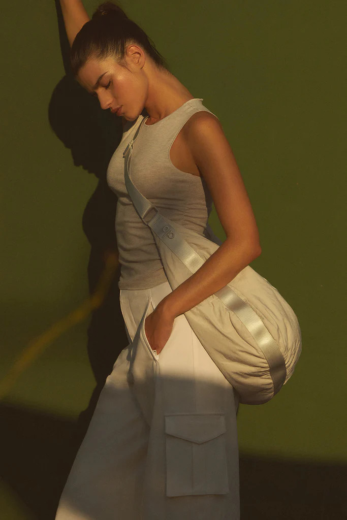 Om The Go Gym Sling Bag - Bone | Alo Yoga (US)