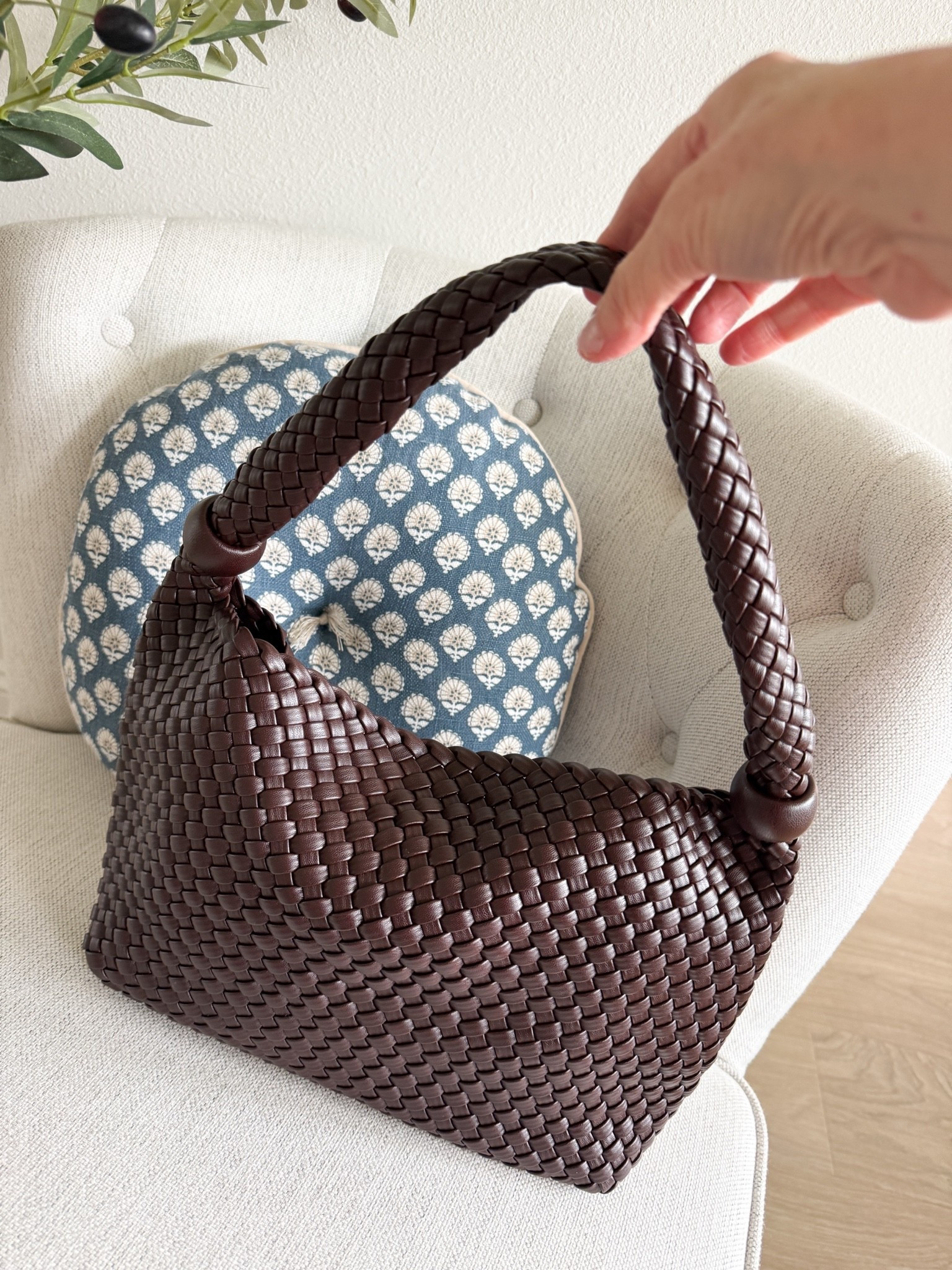 One of my favorite bag brands here!! @Melie Bianco 
Love this woven shoulder bag in espresso!!! Bead detail on handle. Comes with zipper pouch. Magnetic closure at top. 🫶🤎
#meliebiancopartner
#bags
#shoulderbags
#brownbags
#woven bags

#LTKOver40 #LTKootd #LTKgrwm